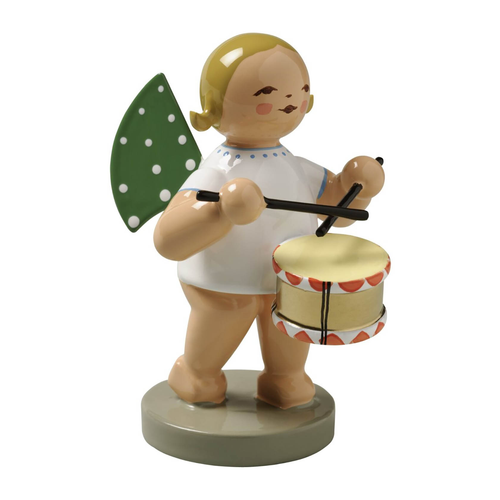 Engelfigur mit blonden Haaren hält eine Trommel und Stöcke. Der Engel hat grüne Flügel mit weißen Punkten und steht auf einem runden Sockel. im Dregeno Online Shop günstig kaufen