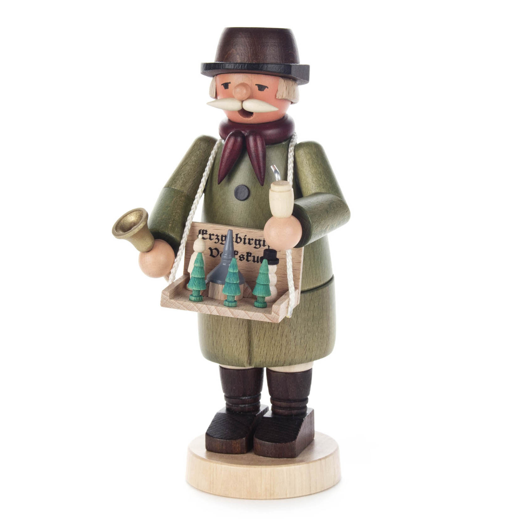 Ein traditioneller Räuchermann in Form eines Kunstgewerbehändlers, der ein Tablett mit Miniatur-Weihnachtsbäumen hält. Er trägt Hut, Jacke und hat ein Holzpfeifchen. im Dregeno Online Shop günstig kaufen