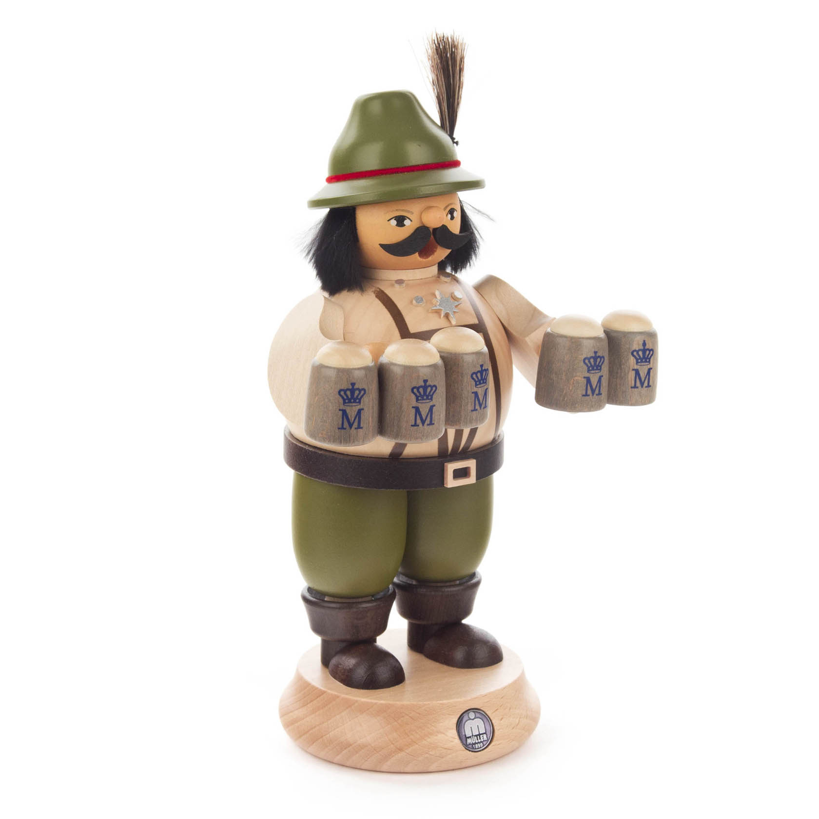 Ein Räuchermann in Form eines bayrischen Schankwirts mit grünem Hut, schwarzen Haaren, Schnurrbart und grüner Hose, der vier Bierkrüge in den Händen hält.