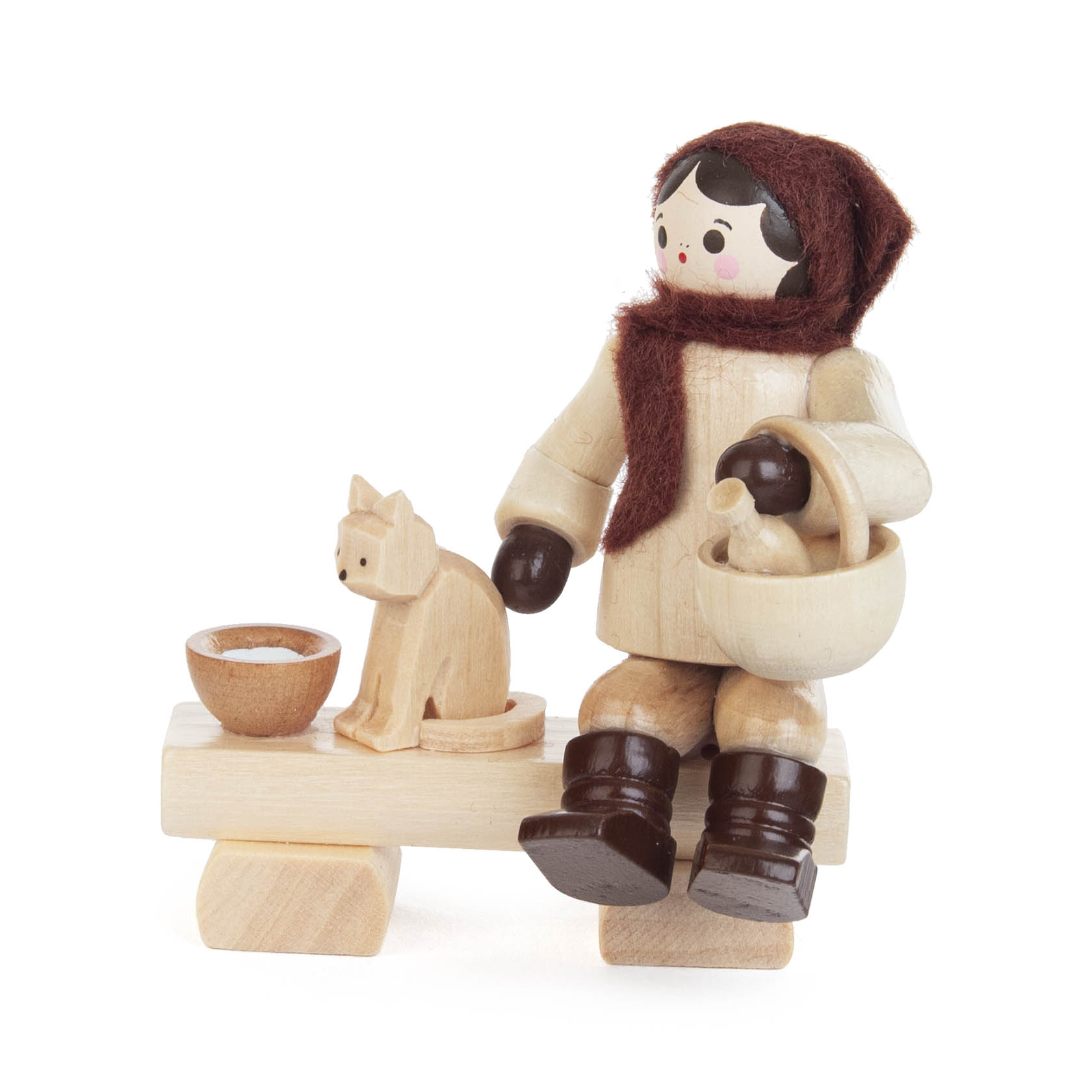 Eine Holzfigur eines Mädchens mit rotem Schal hält einen Eimer und sitzt neben einer hölzernen Katze auf einer Holzbank. im Dregeno Online Shop günstig kaufen