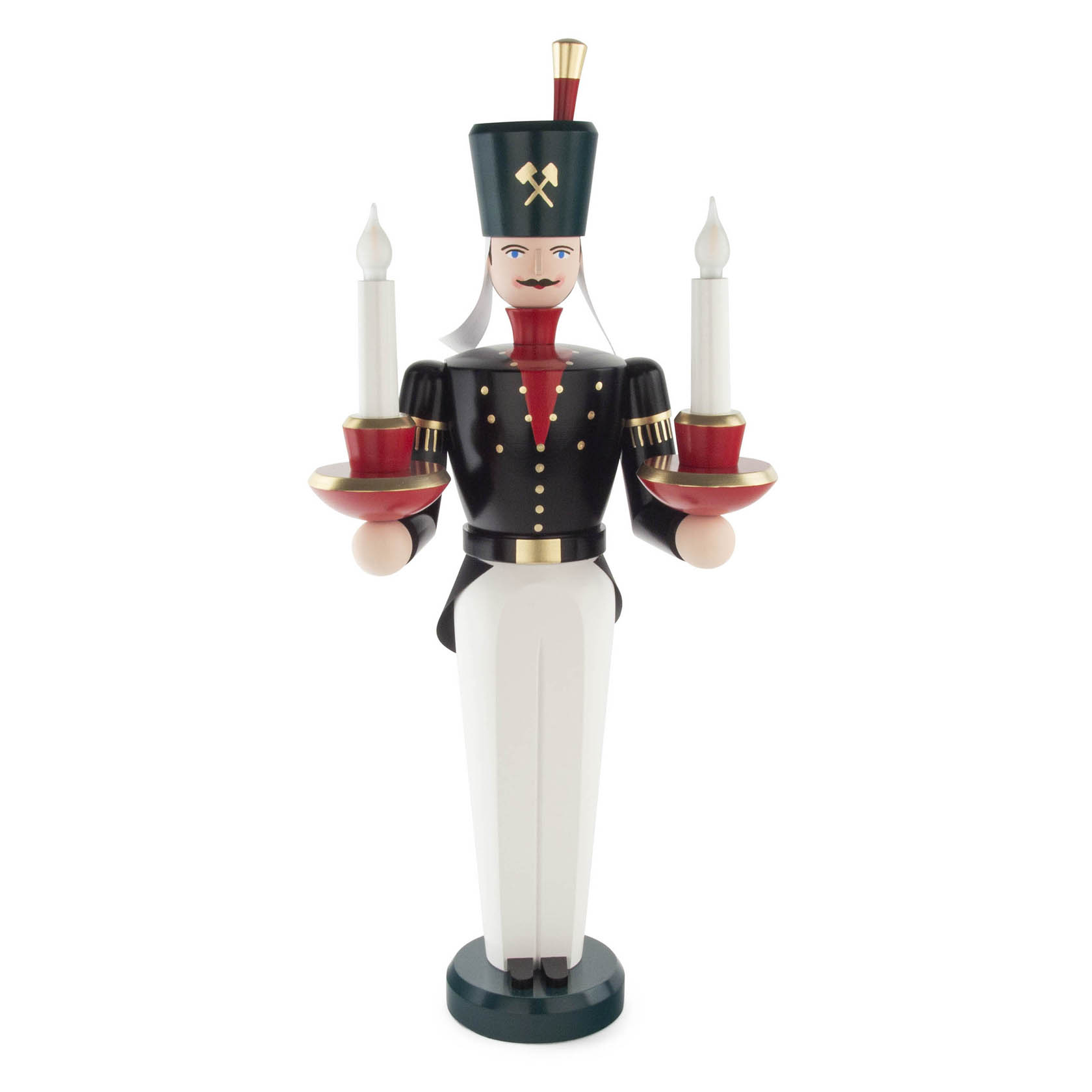 Eine 49 cm große farbige Holzfigur eines Bergmanns mit schwarzer Uniform und weißer Hose, der zwei Kerzenhalter mit elektrischen Kerzen in den Händen hält. im Dregeno Online Shop günstig kaufen