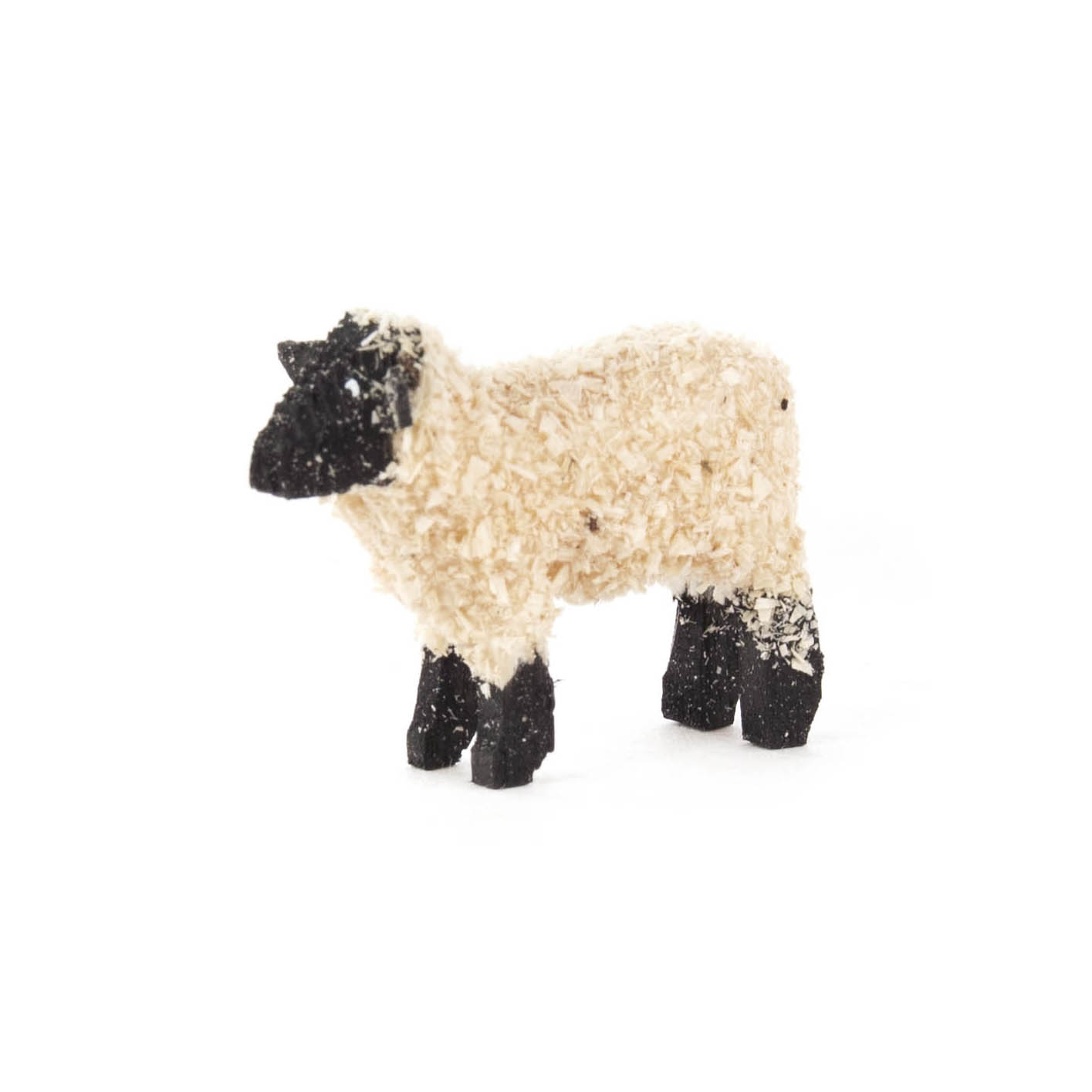Ein mittelgroßes, schwarzes Schaf mit einer Struktur, die an Naturmaterialien erinnert. im Dregeno Online Shop günstig kaufen