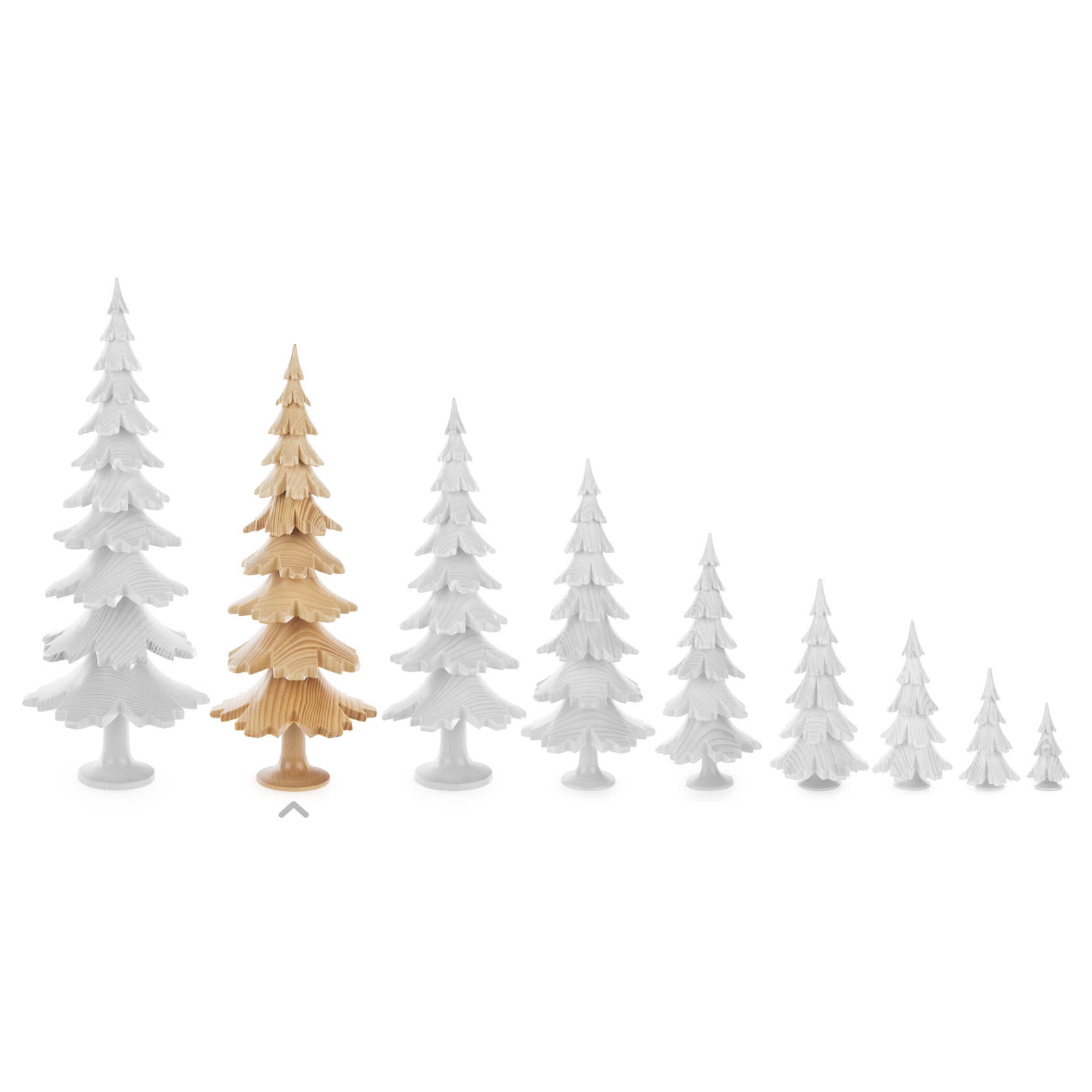 Ein Set aus mehreren dekorativen Tannenbäumen in verschiedenen Größen. Ein Baum in der Mitte ist aus naturfarbenem Holz, die anderen sind weiß.