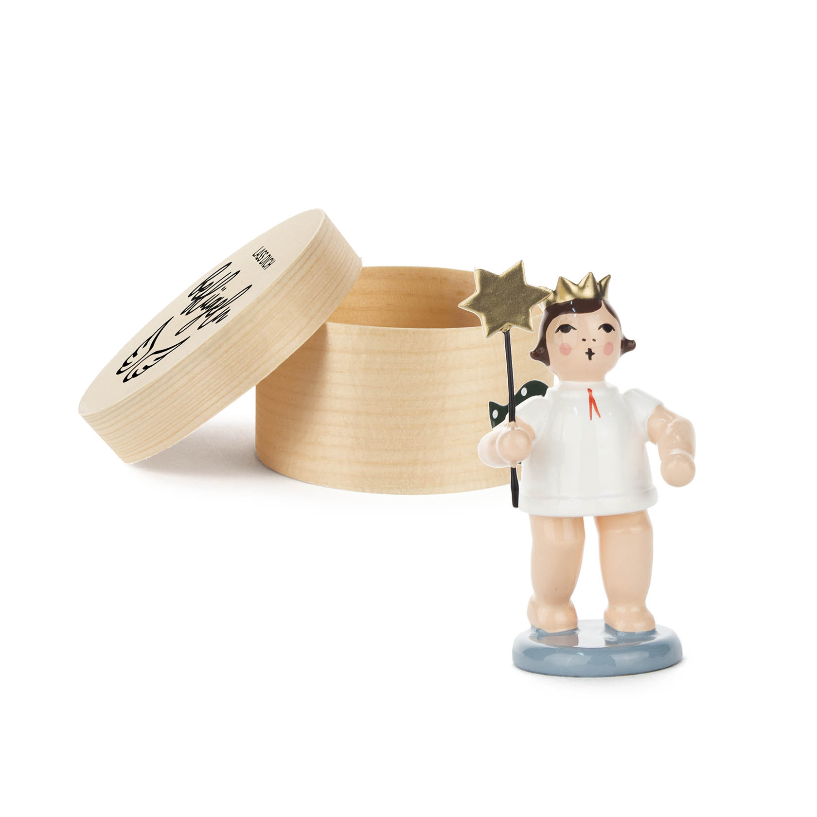 Holzfigur eines Engels mit Stern in der Hand, gekleidet in ein weißes Kleid mit Krone. Die Figur steht vor einer geöffneten Holzdose.