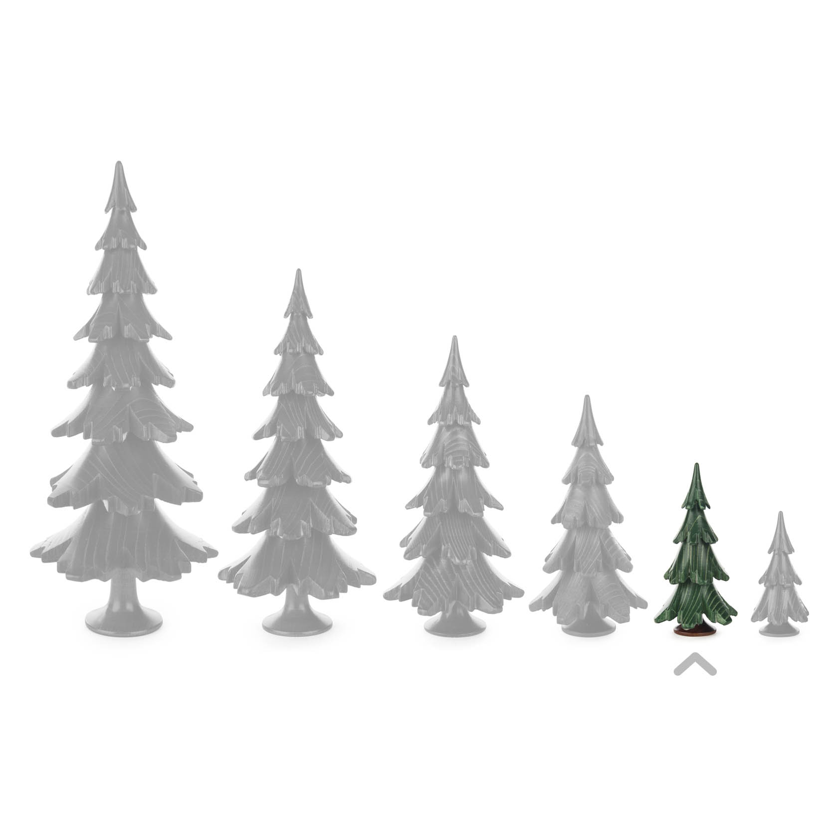 Fünf Kunststofftannebäume in verschiedenen Größen, von links nach rechts sortiert, wobei der zweitkleinste Baum grün bemalt ist.