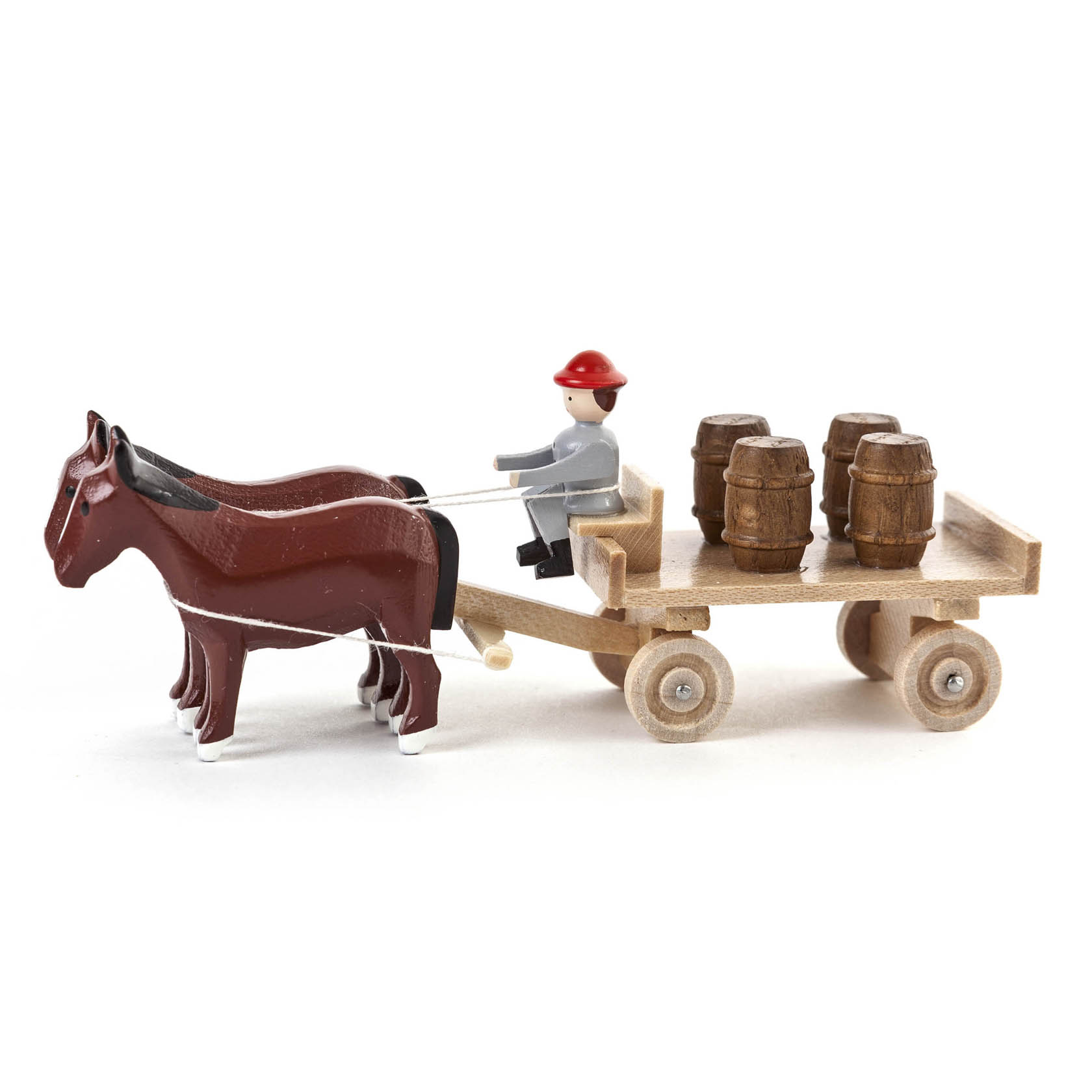 Zwei Modellpferde ziehen einen kleinen Holztafelwagen, auf dem vier Fässer stehen, mit einer Figur in grauem Anzug und rotem Hut als Fahrer. im Dregeno Online Shop günstig kaufen