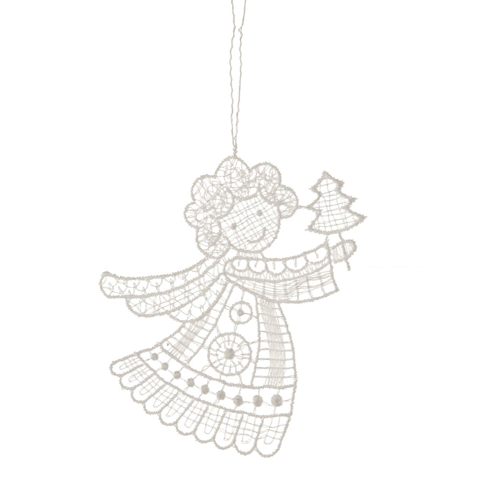 Spitzenbehang in Form eines Engels, der einen kleinen Baum hält, gefertigt aus Plauener Spitze. Der Engel hat lockiges Haar und detaillierte Muster. im Dregeno Online Shop günstig kaufen