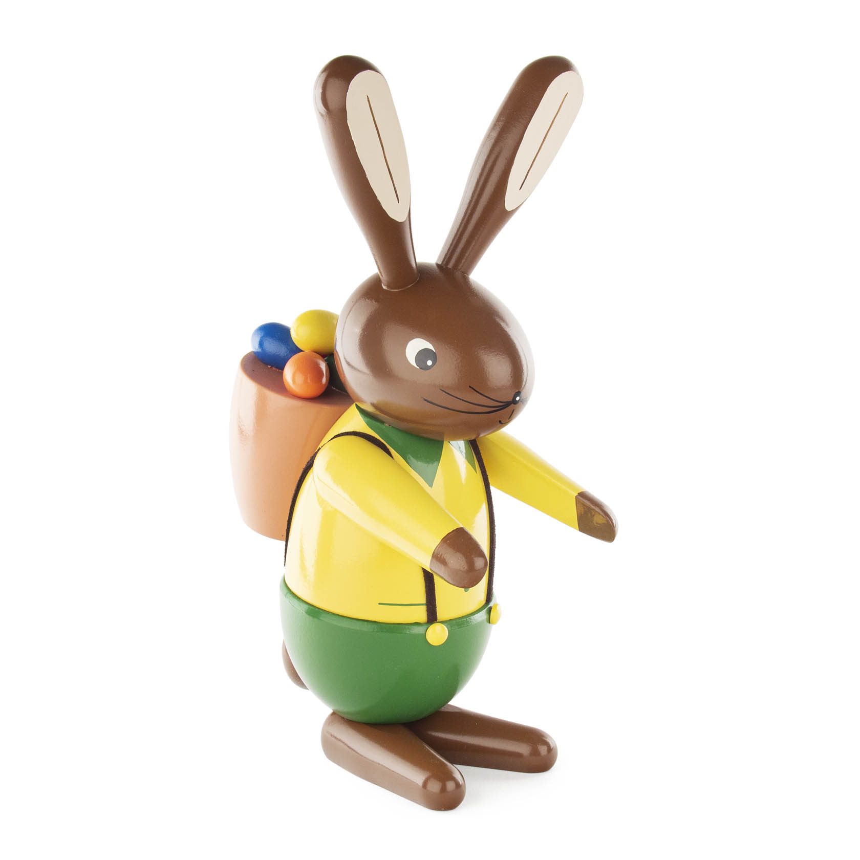 Eine bunte Holzfigur eines Hasen mit braunem Kopf, gelber Jacke und grünem Rock. Der Hase trägt einen Korb mit bunten Eiern auf dem Rücken. im Dregeno Online Shop günstig kaufen