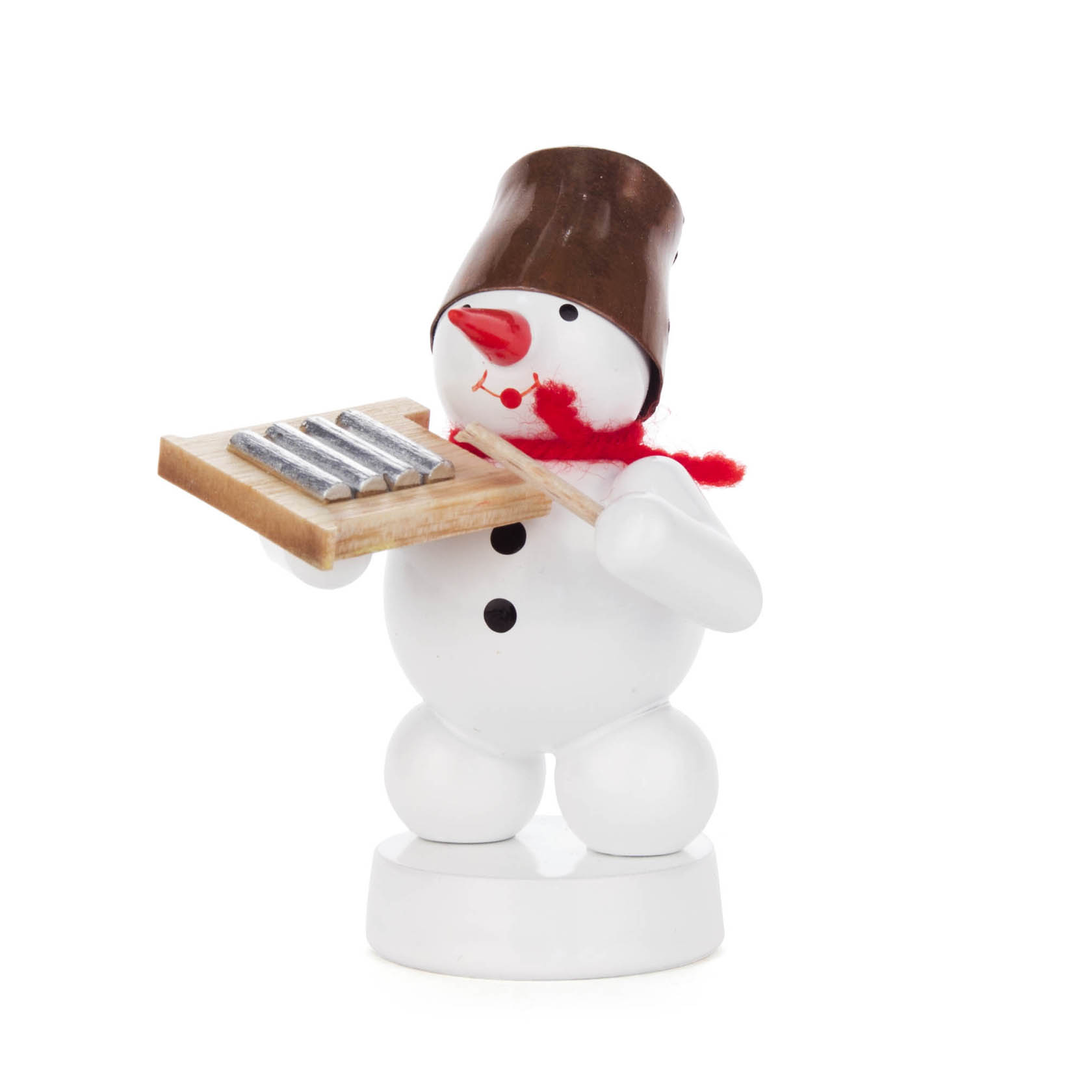 Kleiner Schneemann aus Holz mit Eimerhut und rotem Schal, hält ein Waschbrett in Händen. im Dregeno Online Shop günstig kaufen