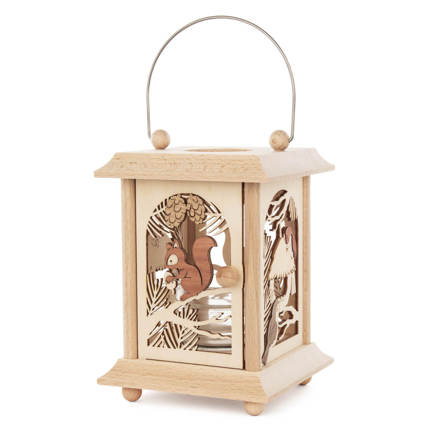 Holzlaterne mit Ahornrahmen, darauf sind Eichhörnchen- und Vogelmotive geschnitzt. Innenseitig Platz für Teelicht oder Votivkerze. Metallhenkel oben. im Dregeno Online Shop günstig kaufen