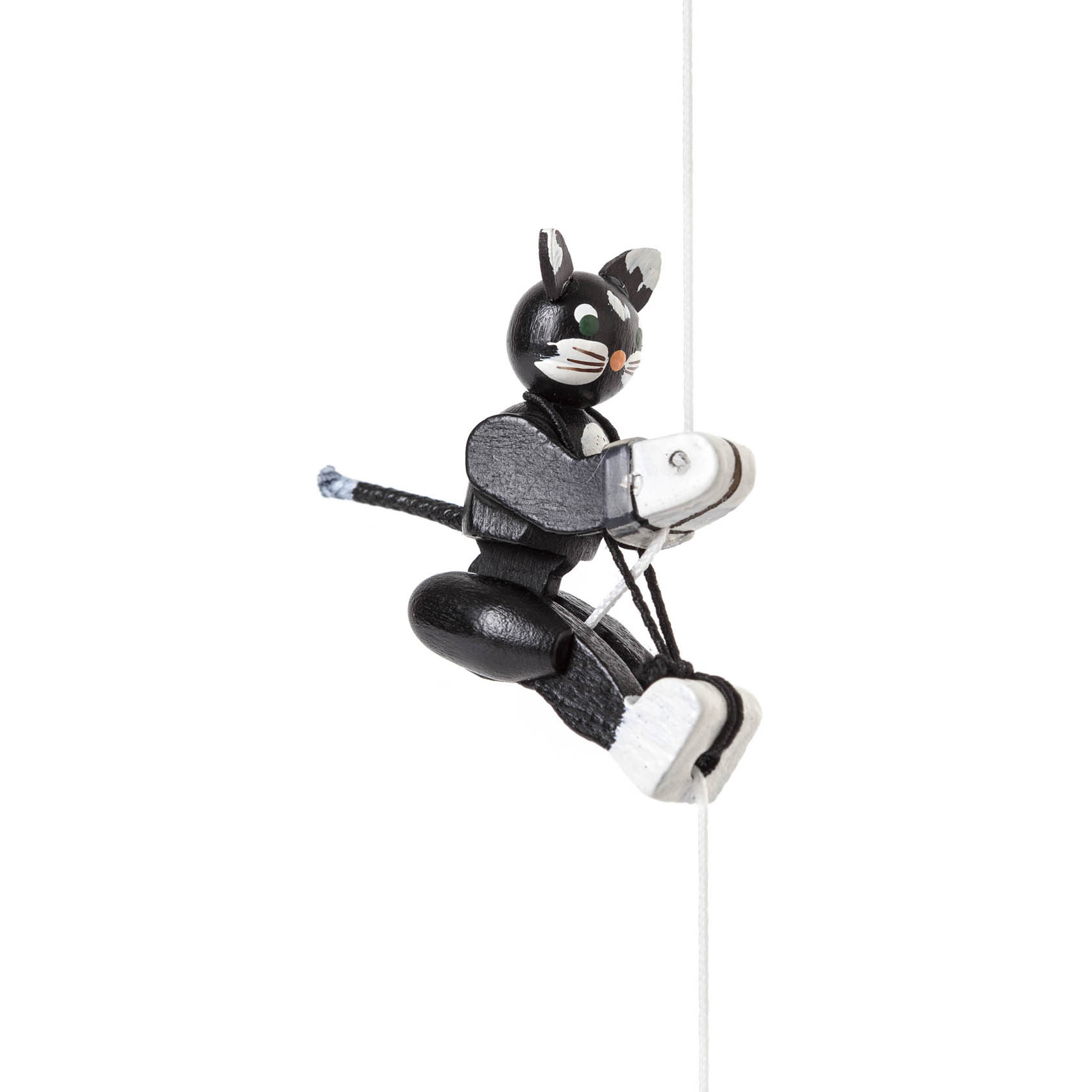 Holzfigur einer schwarzen Katze mit weißem Gesicht, die eine Kletterhaltung einnimmt und an einem Seil hängt. im Dregeno Online Shop günstig kaufen