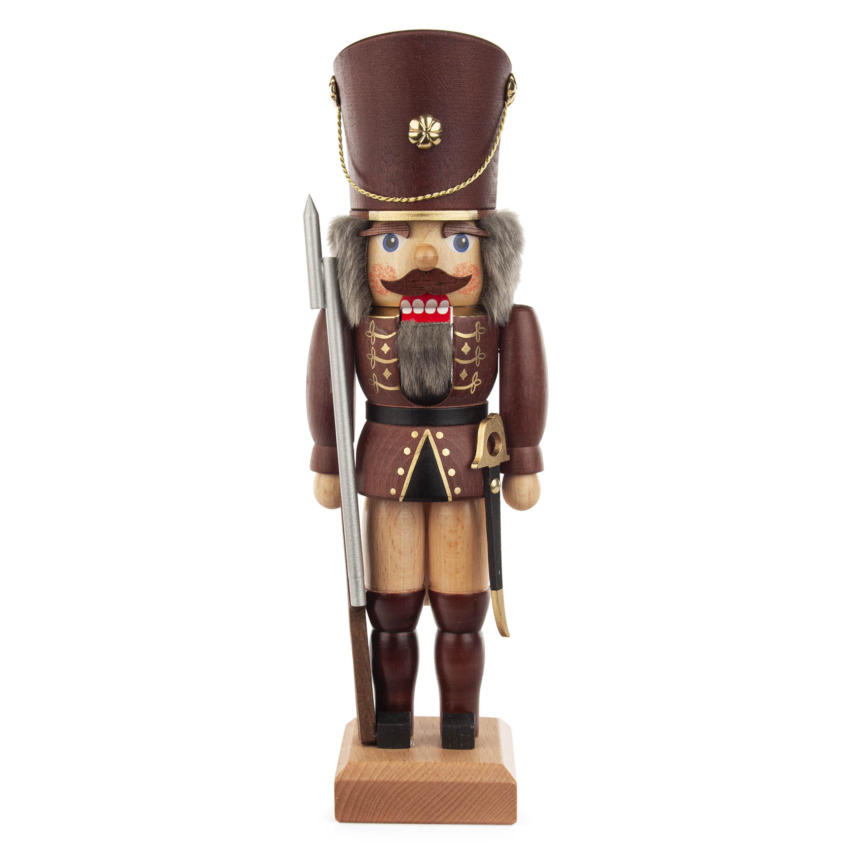 Ein Nussknacker-Soldat aus Holz, 29 cm hoch, in brauner Lasur, trägt eine braune Garderobenuniform und hält eine Hellebarde. Details mit goldenen Akzenten. im Dregeno Online Shop günstig kaufen