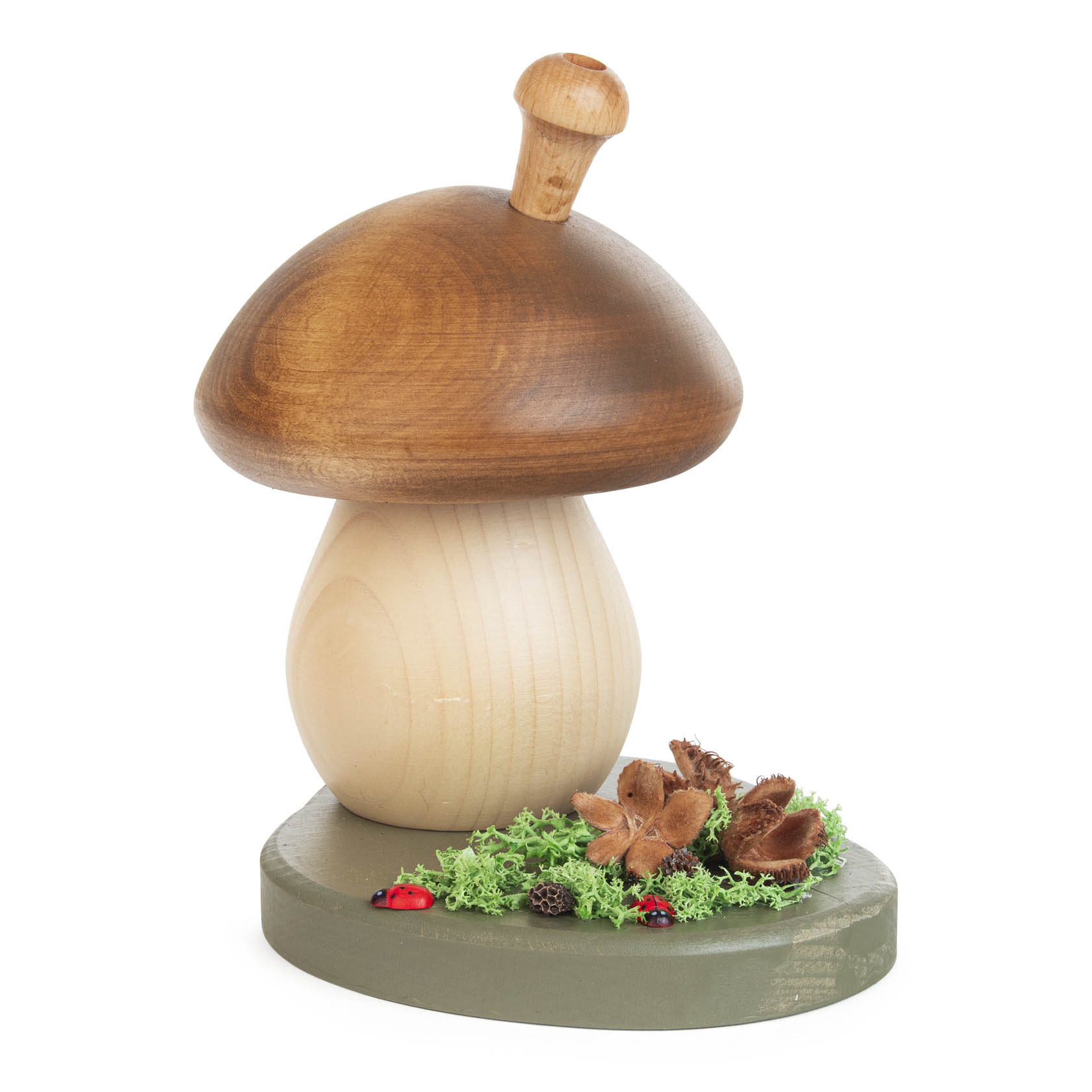 Holzfigur eines großen Pilzes mit brauner Kappe auf grünem Sockel mit Dekomoos und Marienkäfern.