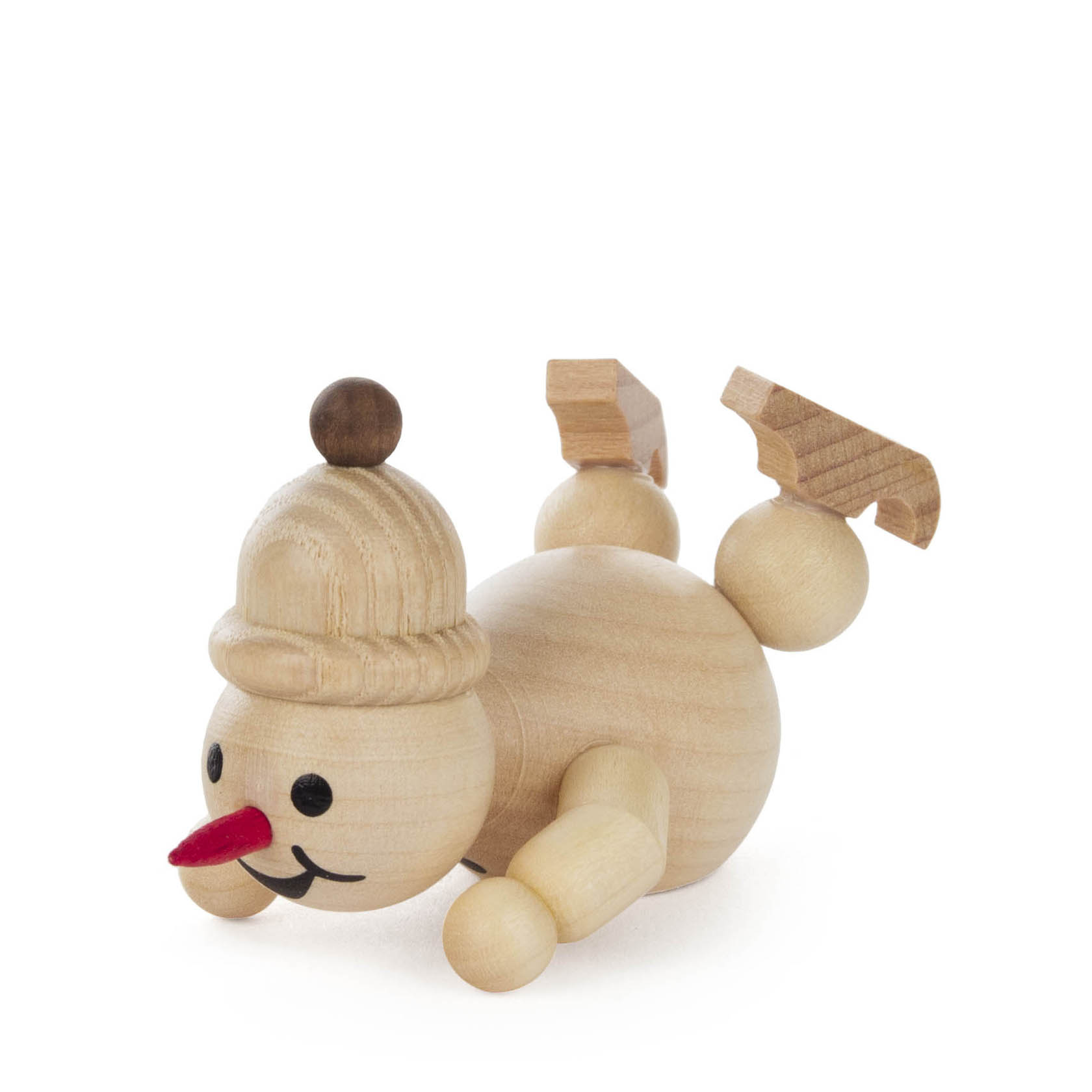 Ein kleiner Holzschneemann mit roter Nase und Mütze liegt auf dem Bauch, die Beine in Schlittschuhen nach oben gestreckt. im Dregeno Online Shop günstig kaufen