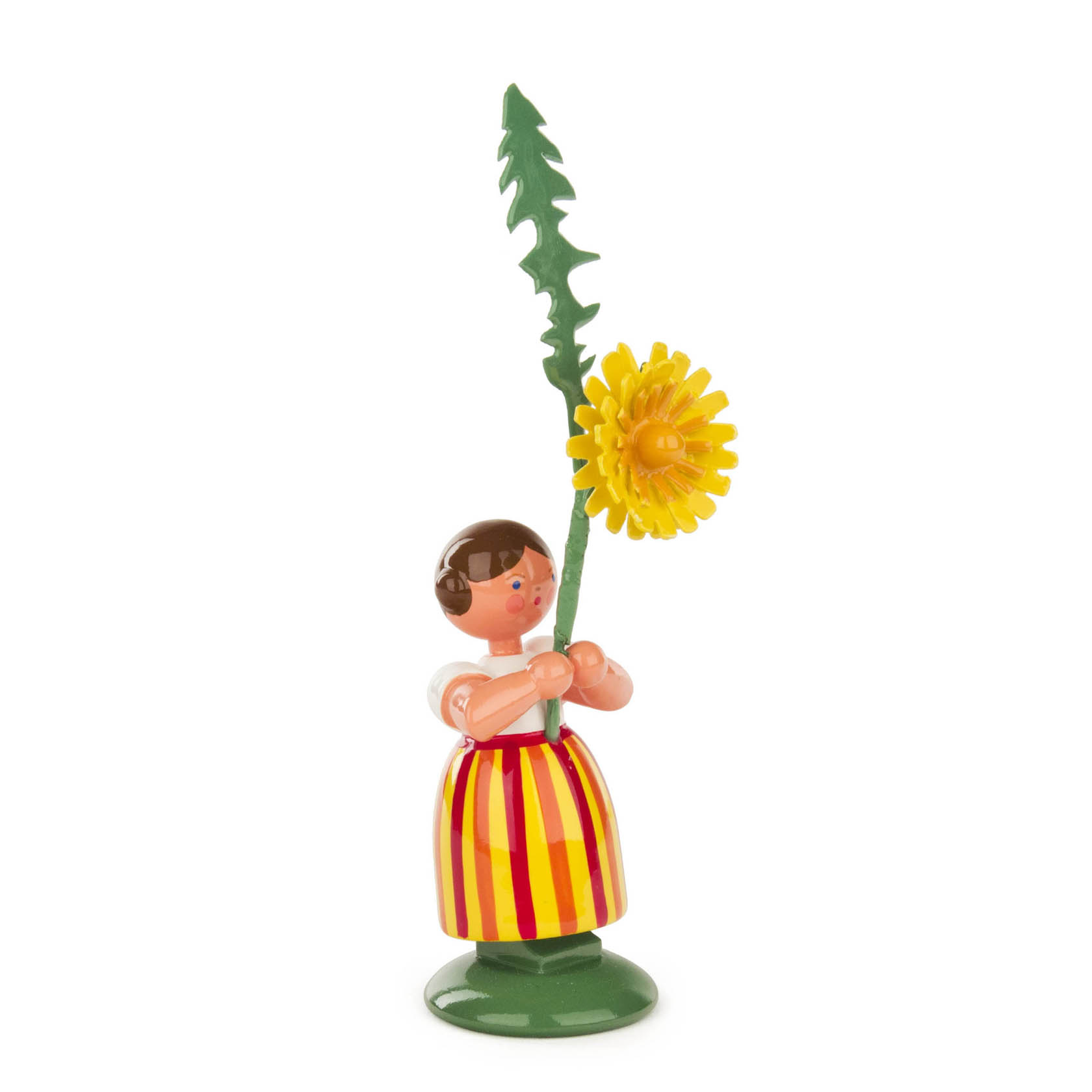 Eine handgefertigte Holzfigur eines Blumenmädchens in einem gestreiften Kleid hält einen großen Löwenzahn mit gelber Blüte in der Hand. im Dregeno Online Shop günstig kaufen