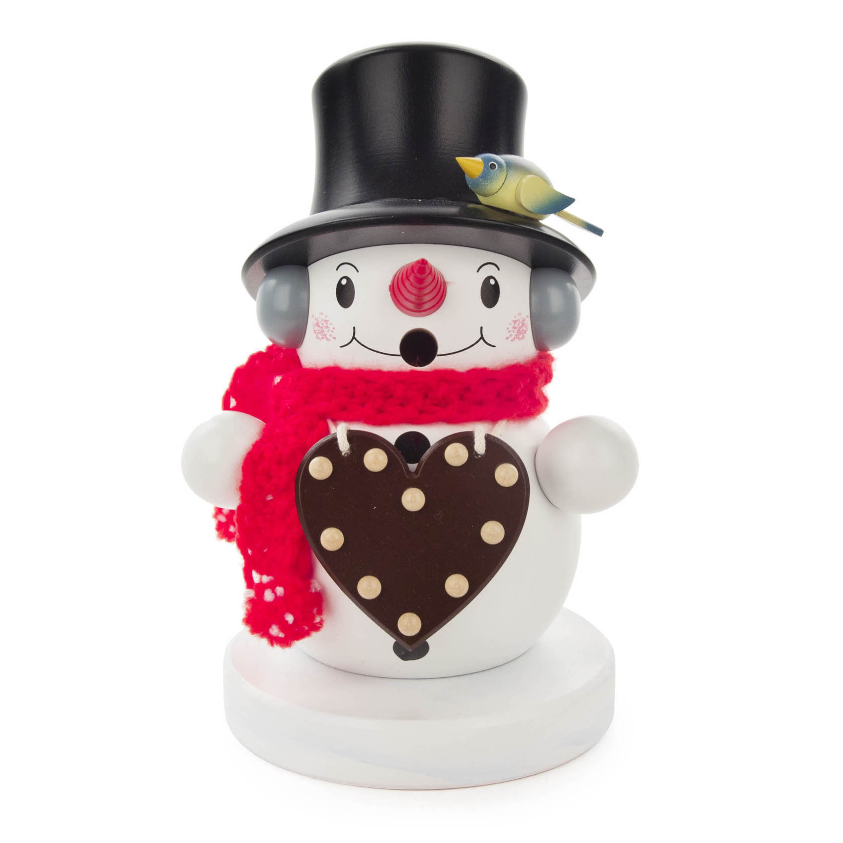 Ein dekorativer Räuchermann in Schneemann-Form mit rotem Schal und schwarzem Zylinder, auf dem ein Vogel sitzt, trägt ein Lebkuchenherz mit Zuckerguss.