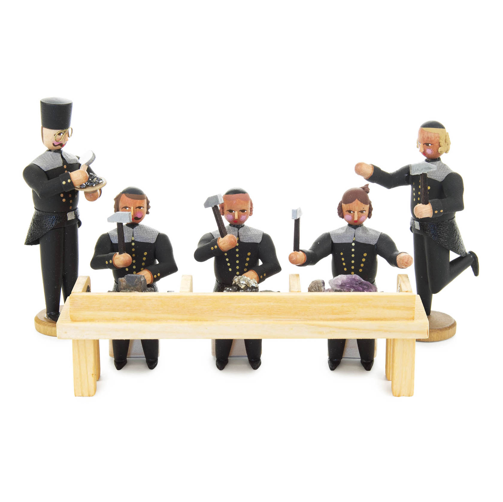 Fünf handgefertigte Holzfiguren von Bergleuten bei der Arbeit an einer Scheidebank, jeweils mit Werkzeugen wie Hammer und Meißel ausgestattet. im Dregeno Online Shop günstig kaufen