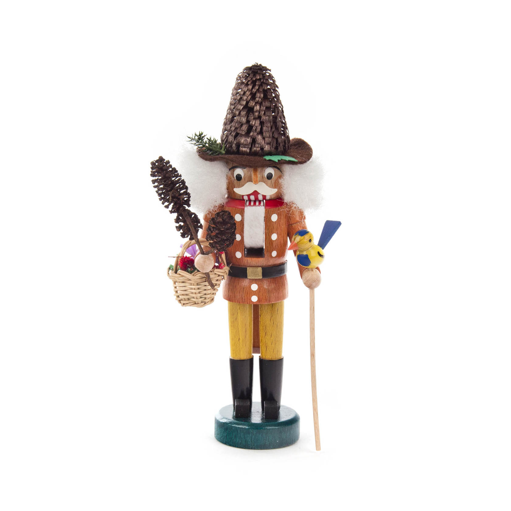 Ein 15 cm großer Nussknacker in Form eines Männchens mit einem Hut aus Zapfen, hält einen Wanderstab und einen Korb. im Dregeno Online Shop günstig kaufen