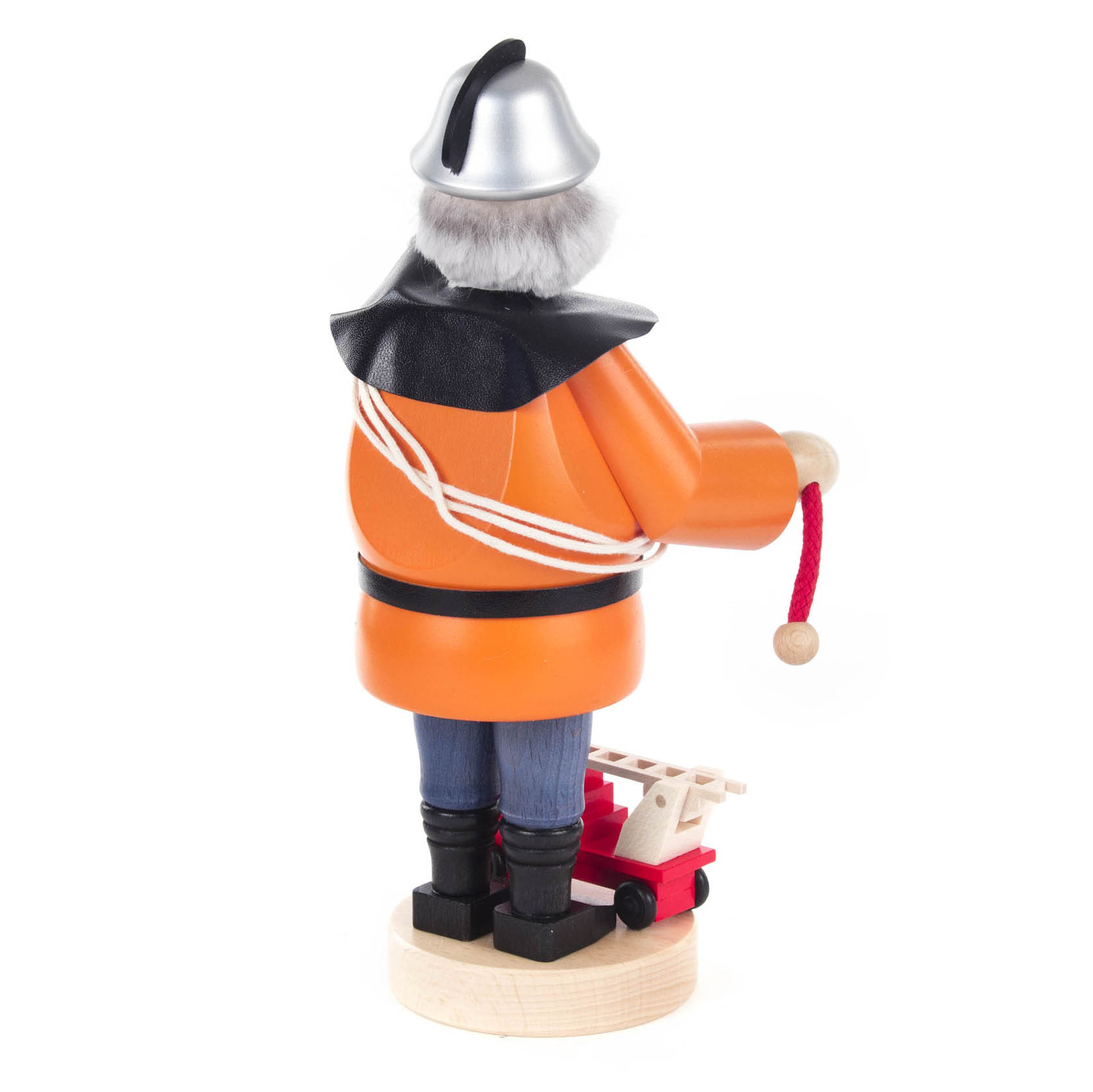 Holzfigur eines Feuerwehrmanns mit silbernem Helm, orangener Jacke, blauer Hose und schwarzen Stiefeln, hält einen Feuerwehrschlauch.