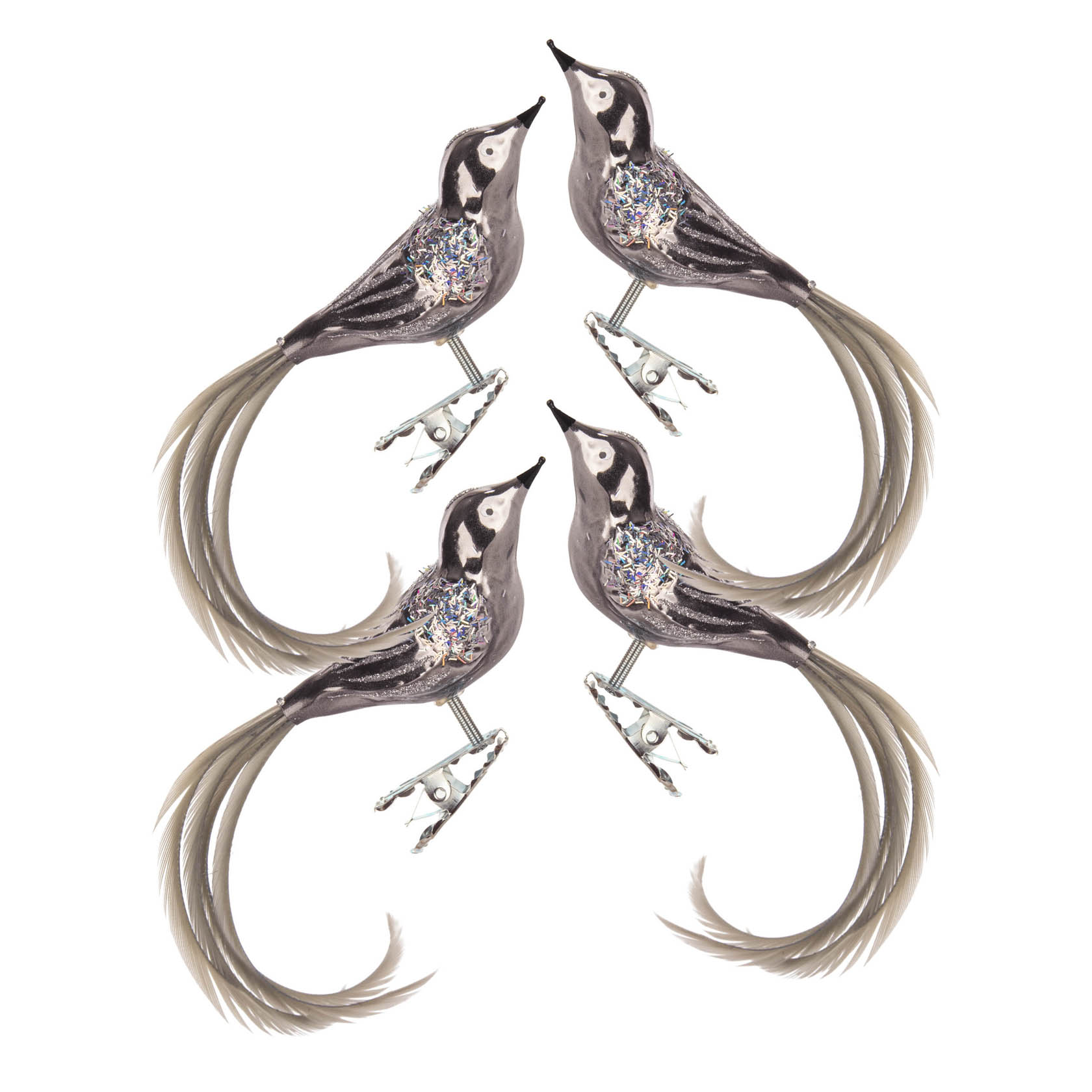 Vier graue, matte Christbaumschmuck-Vögel mit langen Schweifen und glitzernden Flügeln, befestigt durch Clips. im Dregeno Online Shop günstig kaufen