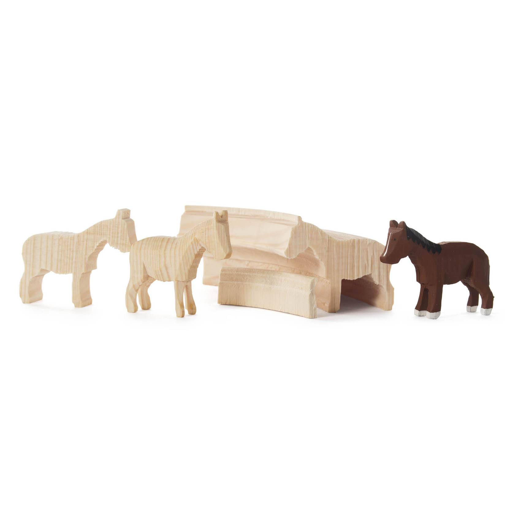Fünf Holztierfiguren in Form von Pferden, vier naturbelassen und eines dunkelbraun lackiert. im Dregeno Online Shop günstig kaufen