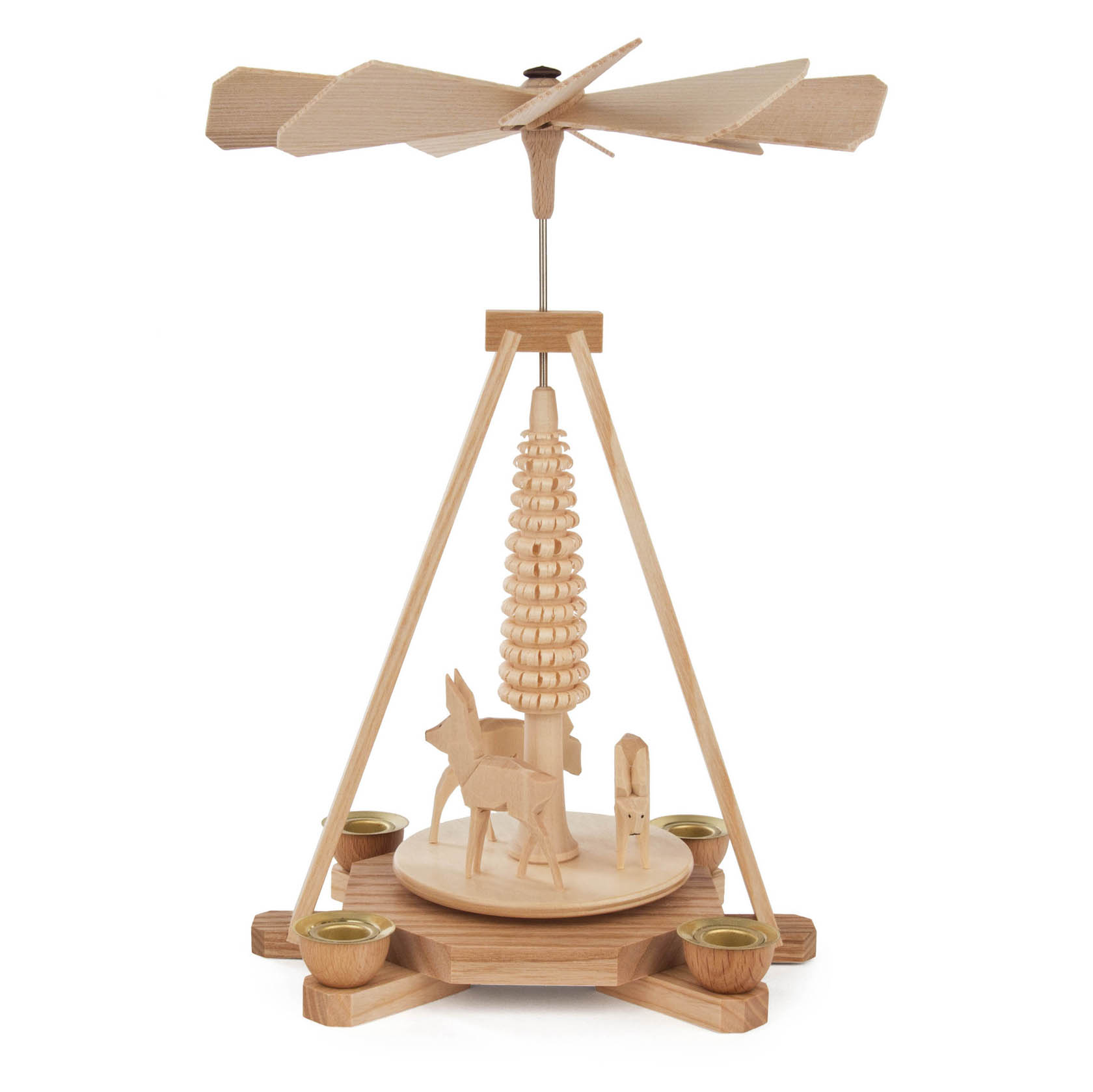 Holzpyramide mit Kerzenhaltern an den Ecken, einem Drehteller in der Mitte, auf dem zwei geschnitzte Rehe und ein Tannenbaum stehen.