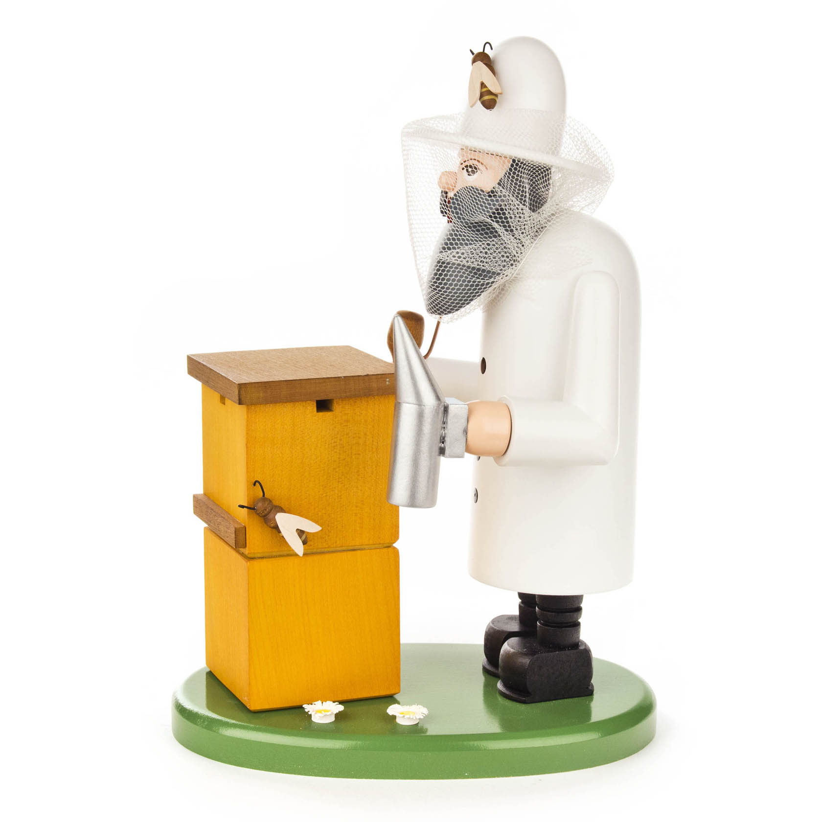 Ein Räuchermann in Form eines Imkers mit weißem Schutzanzug und Netz, der neben einem gelben Bienenstock steht und eine silberne Rauchkanne hält.