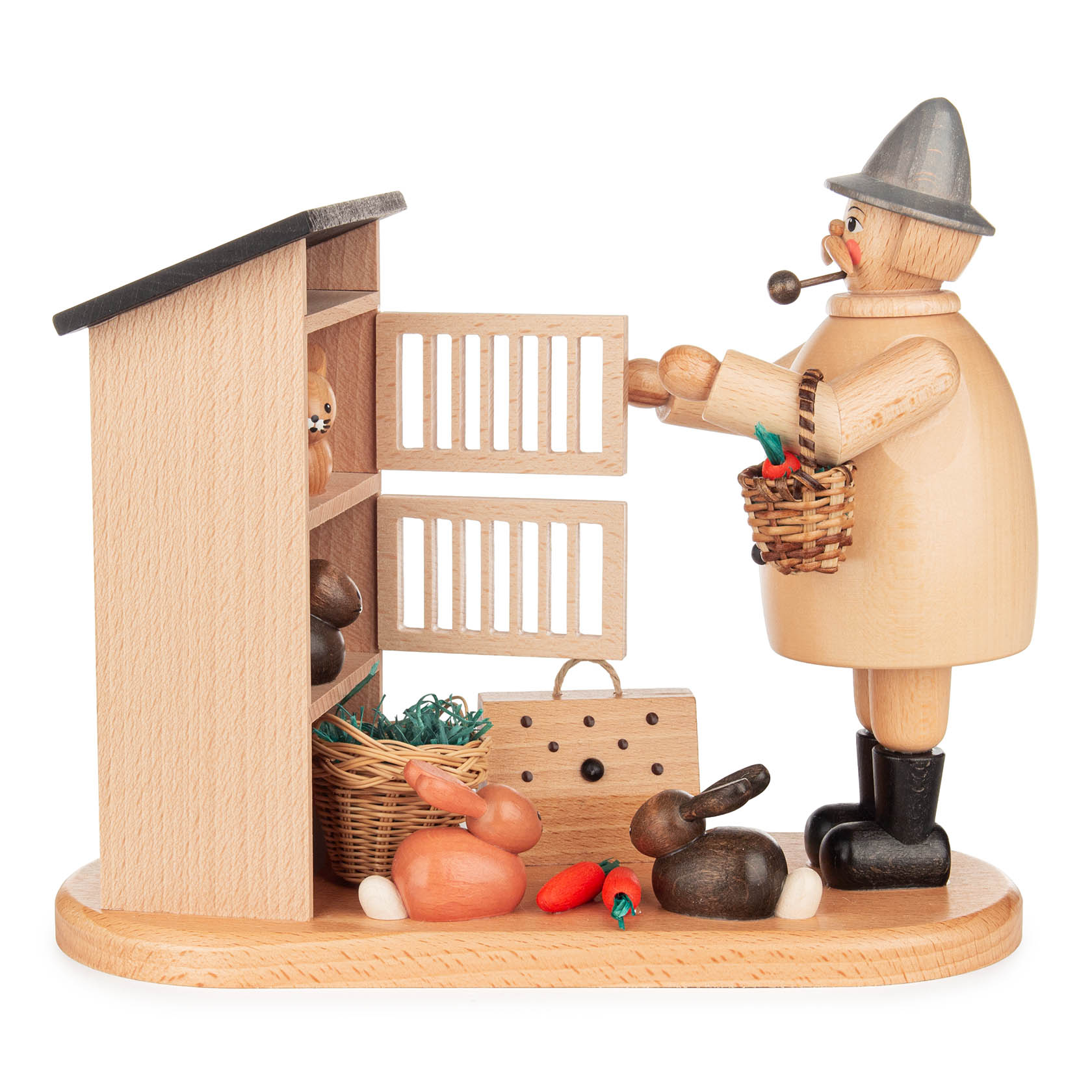 Holzräuchermann in Form eines Kaninchenzüchters mit Pfeife, der einen Hasenstall mit Kaninchen und Möhren vor sich hat.