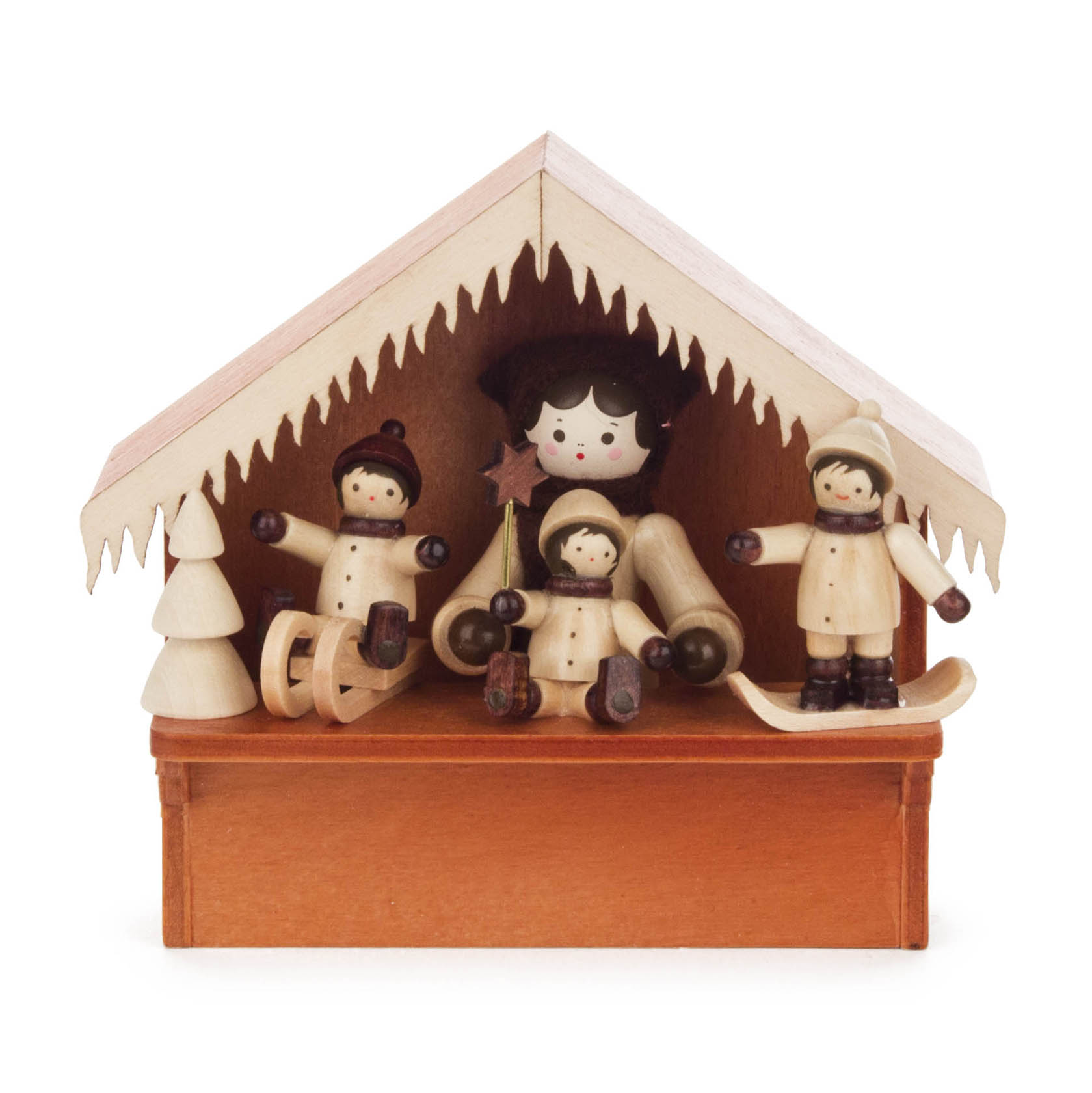 Holzhütte mit vier kleinen Holzfiguren in Winterkleidung; ein Kind hält einen Stern, zwei sitzen auf Schlitten und eines steht auf Skiern. im Dregeno Online Shop günstig kaufen