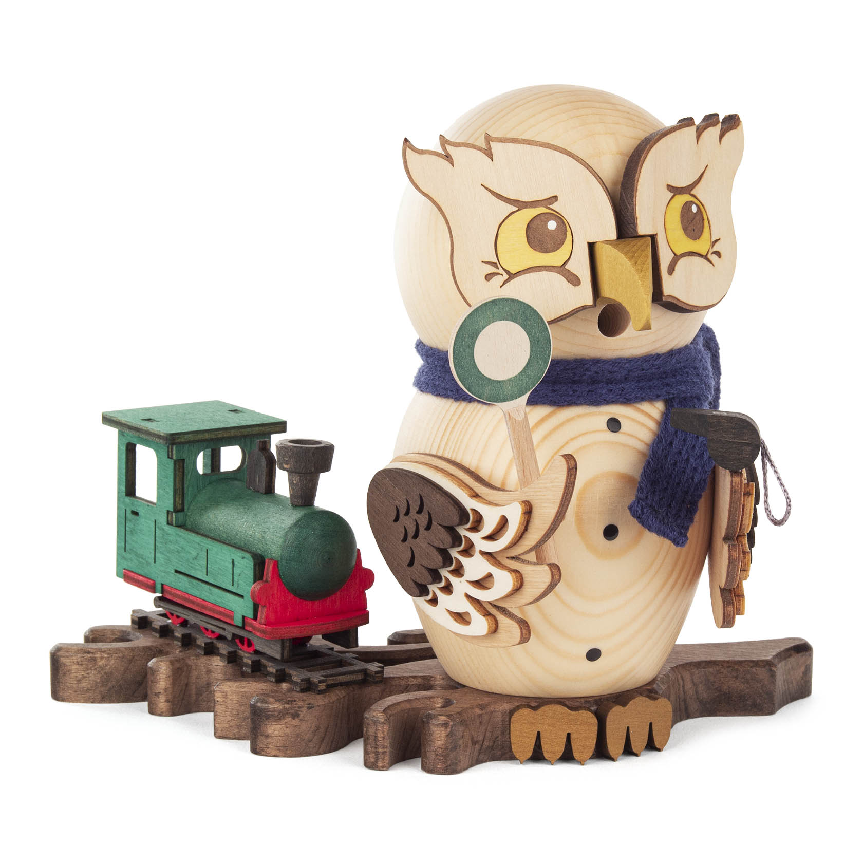 Holzfigur in Form einer Eule mit blauem Schal, die auf einer Miniatur-Eisenbahnstrecke steht und eine Signaltafel hält. Neben ihr eine kleine Lokomotive. im Dregeno Online Shop günstig kaufen
