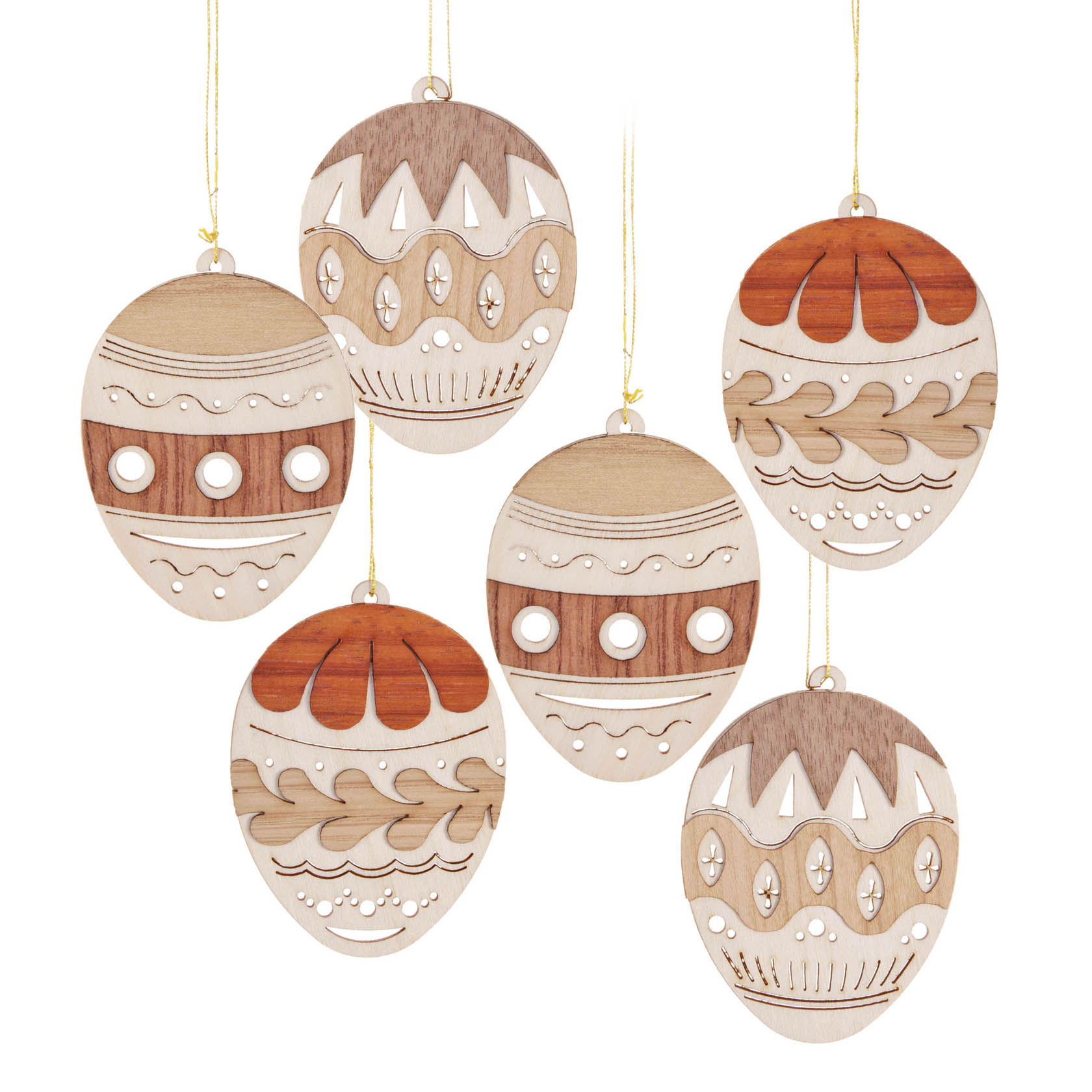 Sechs hängende, holzgeschnitzte Ostereier mit verschiedenen dekorativen Mustern und Farbvariationen in Beige und Braun. im Dregeno Online Shop günstig kaufen