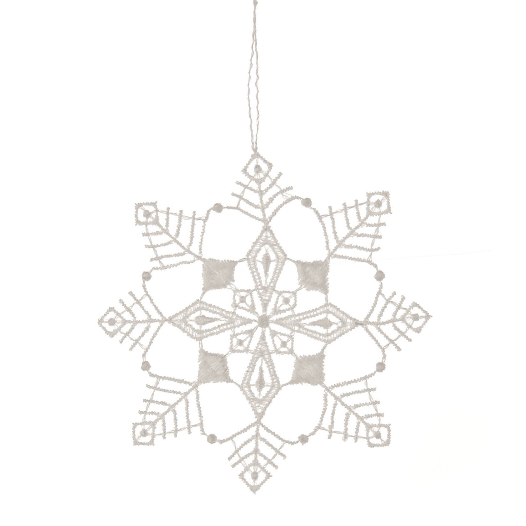Hängender Spitzen-Schneestern mit feinen, symmetrischen Details und miteinander verbundenen Spitzenmotiven, Teil der Plauener Spitze Dekoration. im Dregeno Online Shop günstig kaufen