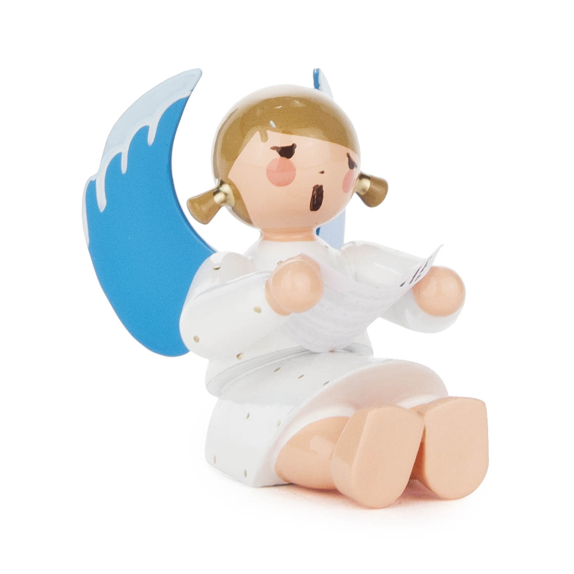 Ein kleiner, sitzender Holzengel mit blauen Flügeln. Der Engel hat ein weißes Gewand und hält ein Notenblatt in beiden Händen. im Dregeno Online Shop günstig kaufen