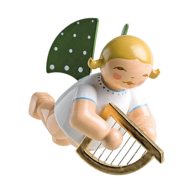 Holzengel mit blonden Zöpfen spielt eine goldenen Harfe, während er in der horizontalen Position zu schweben scheint. Der Engel hat grüne Flügel mit weißen Punkten. im Dregeno Online Shop günstig kaufen