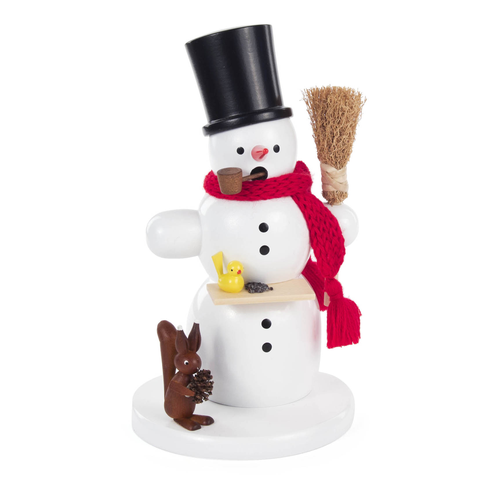 Ein Schneemann-Räuchermann trägt einen schwarzen Zylinder und einen roten Schal, hält einen Besen und hat ein gelbes Entchen und ein Eichhörnchen daneben. im Dregeno Online Shop günstig kaufen