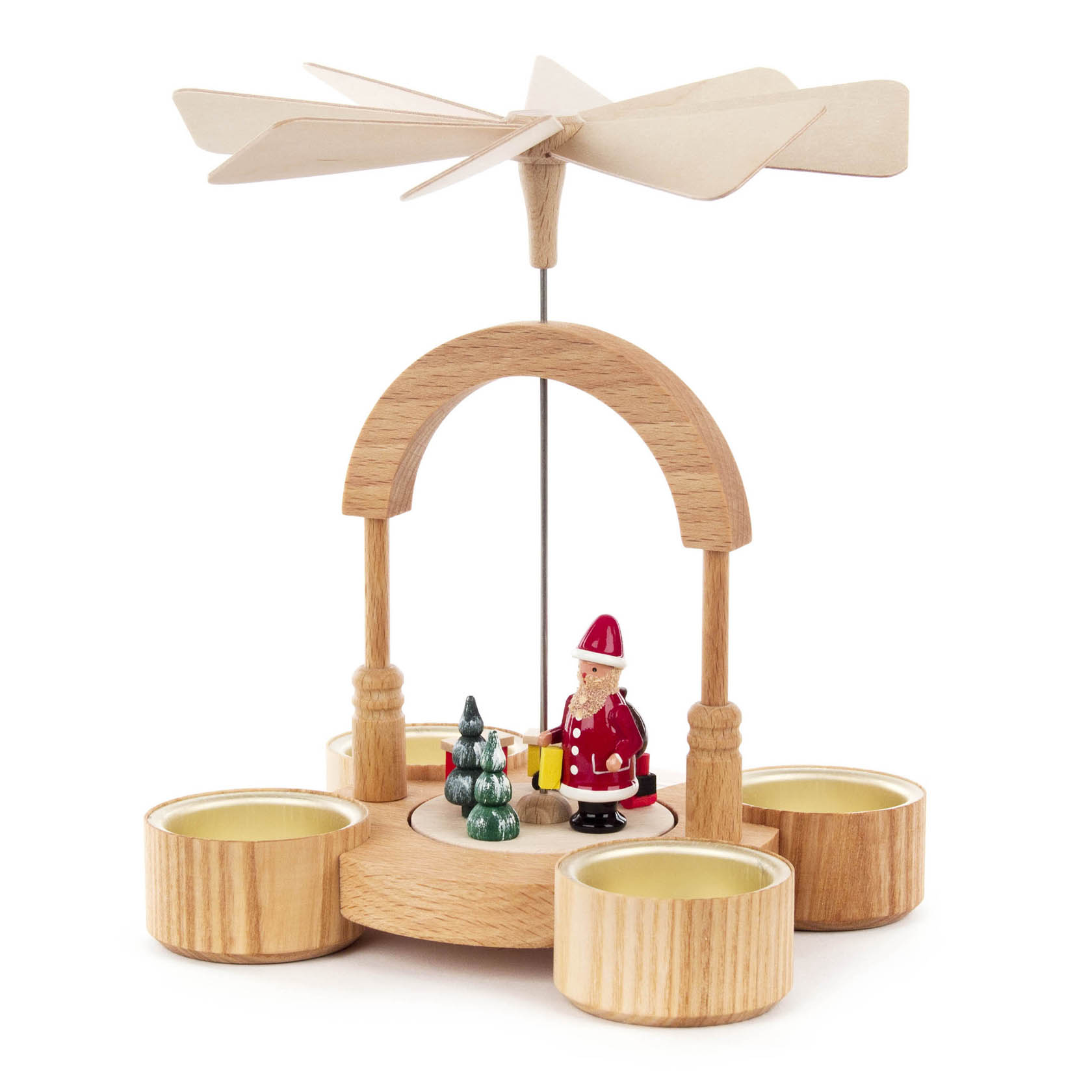 Holzpyramide mit Teelichthaltern, oben mit einem Rotor. In der Mitte stehen ein Weihnachtsmann und ein kleiner Weihnachtsbaum. Es gibt keine Eisenbahn.