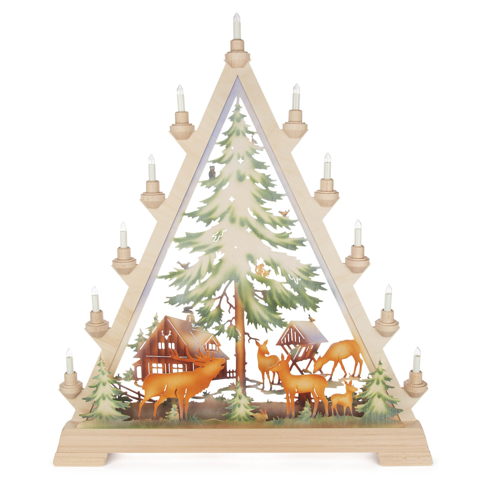 Schwibbogen in Form eines Tannenbaums, verziert mit einem beleuchteten Forsthaus und mehreren Hirschen, umgeben von kleinen Tannenbäumen. im Dregeno Online Shop günstig kaufen