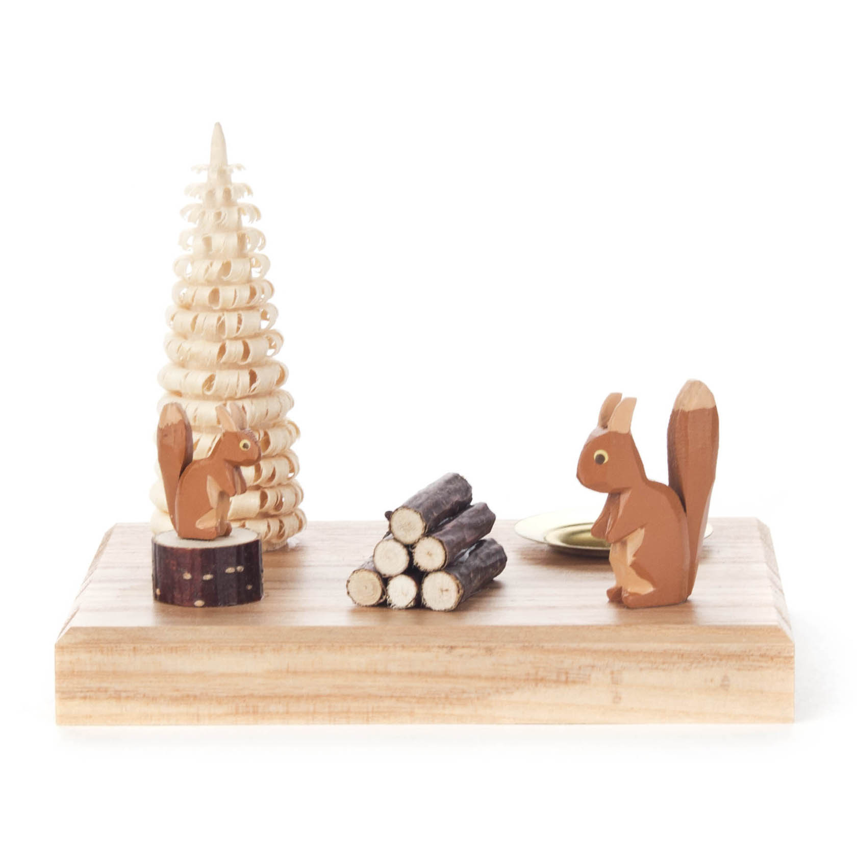 Holz-Kerzenhalter mit zwei Eichhörnchen, einer Holzscheite-Attrappe und einem dekorativen Baum. im Dregeno Online Shop günstig kaufen
