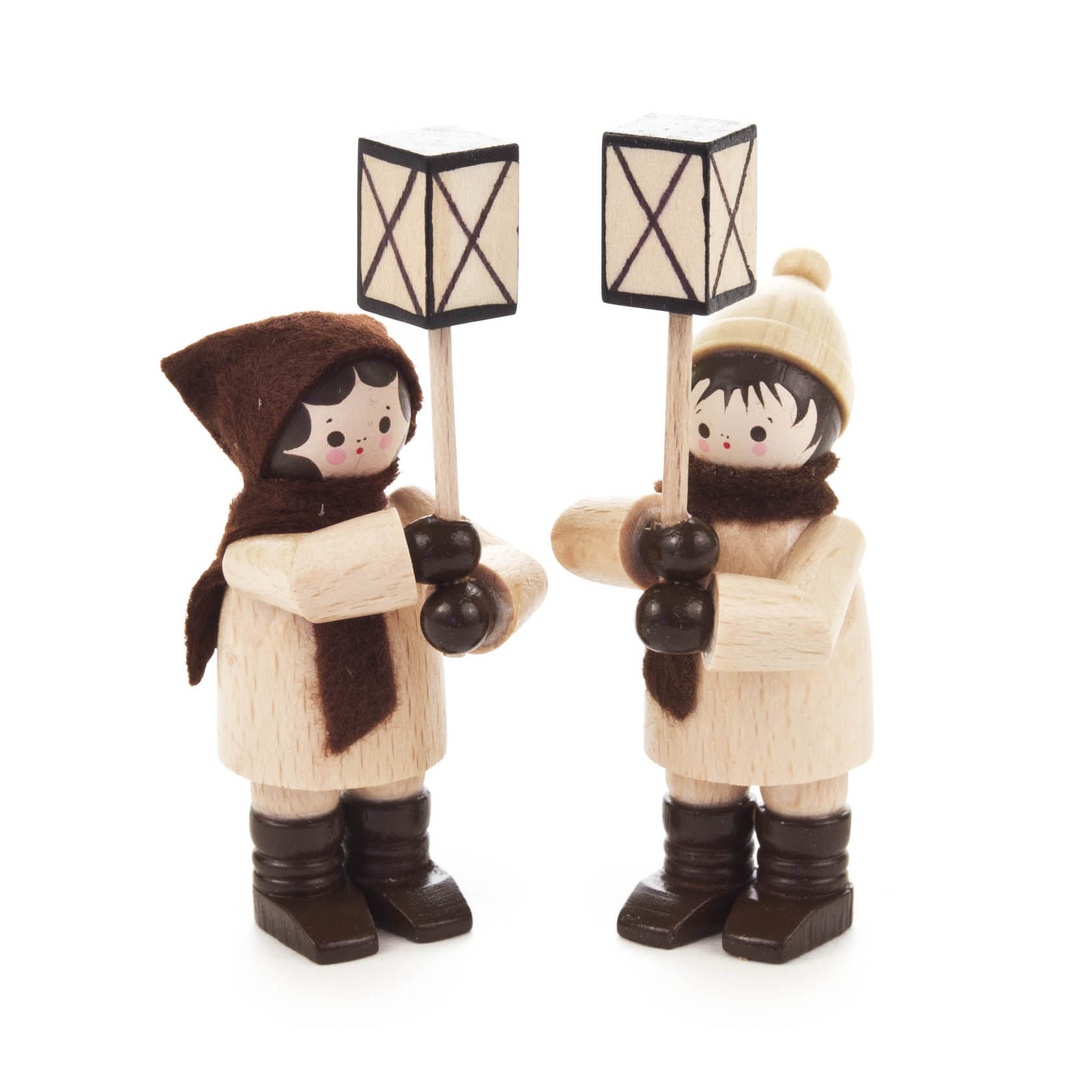 Zwei Holzfiguren von Kindern, eines mit braunem Schal und Kapuze, das andere mit Mütze, beide halten Laternen. im Dregeno Online Shop günstig kaufen