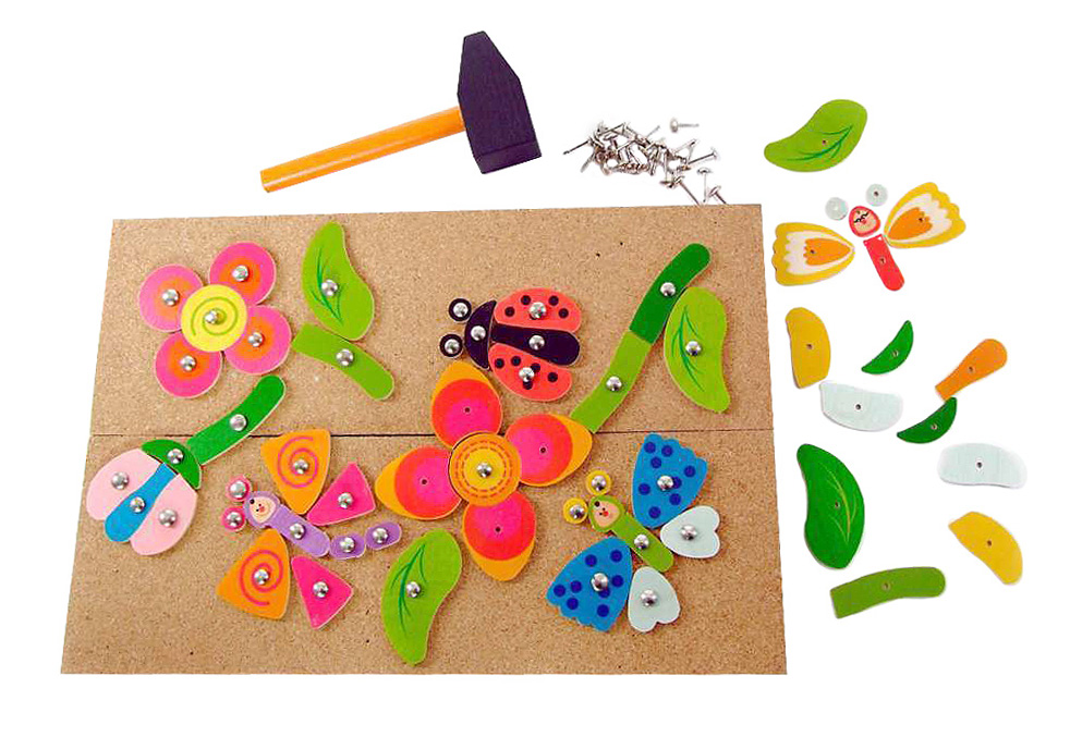Bastelset für Kinder, bestehend aus farbigen Holzblumen, Schmetterlingen und einem Marienkäfer, die mit kleinen Nägeln auf einer Holzplatte befestigt werden. im Dregeno Online Shop günstig kaufen