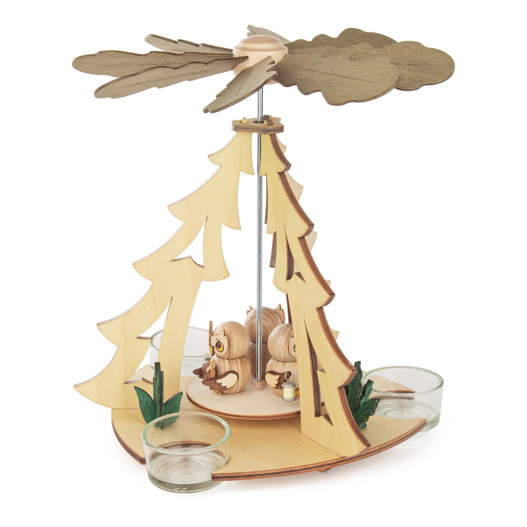 Holzpyramide mit drei kleinen Eulenfiguren in der Mitte, umgeben von zwei Teelichthaltern und einer Flügelkonstruktion aus Holz an der Spitze.