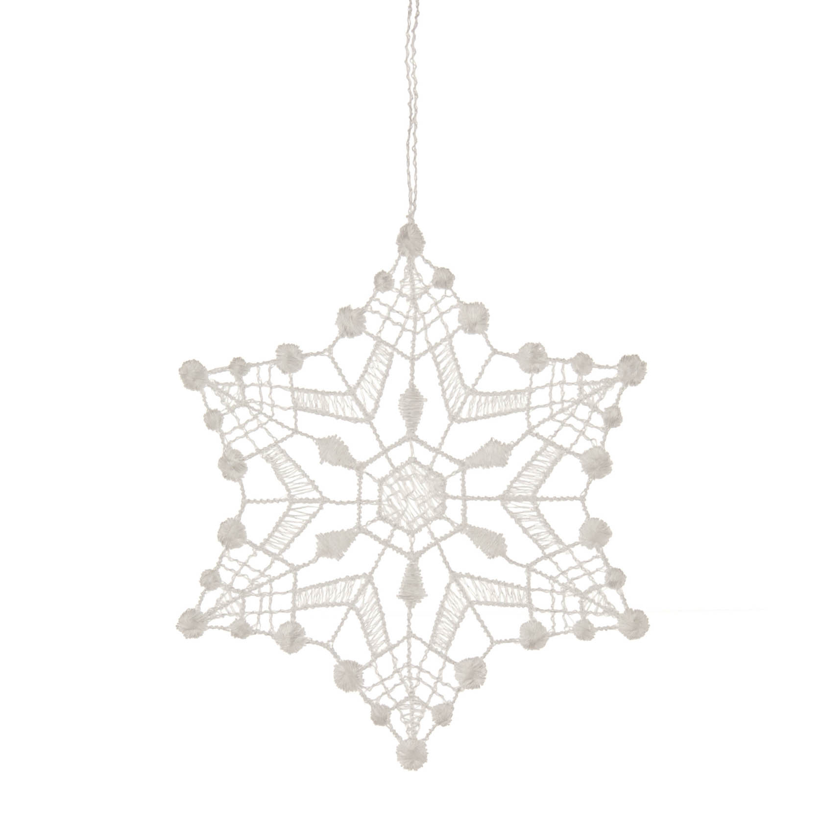 Ein zart gearbeiteter Schneestern aus weißer Plauener Spitze, symmetrisch mit feinen Details und kleinen Kugeln an den Spitzen, aufgehängt an einem Faden. im Dregeno Online Shop günstig kaufen