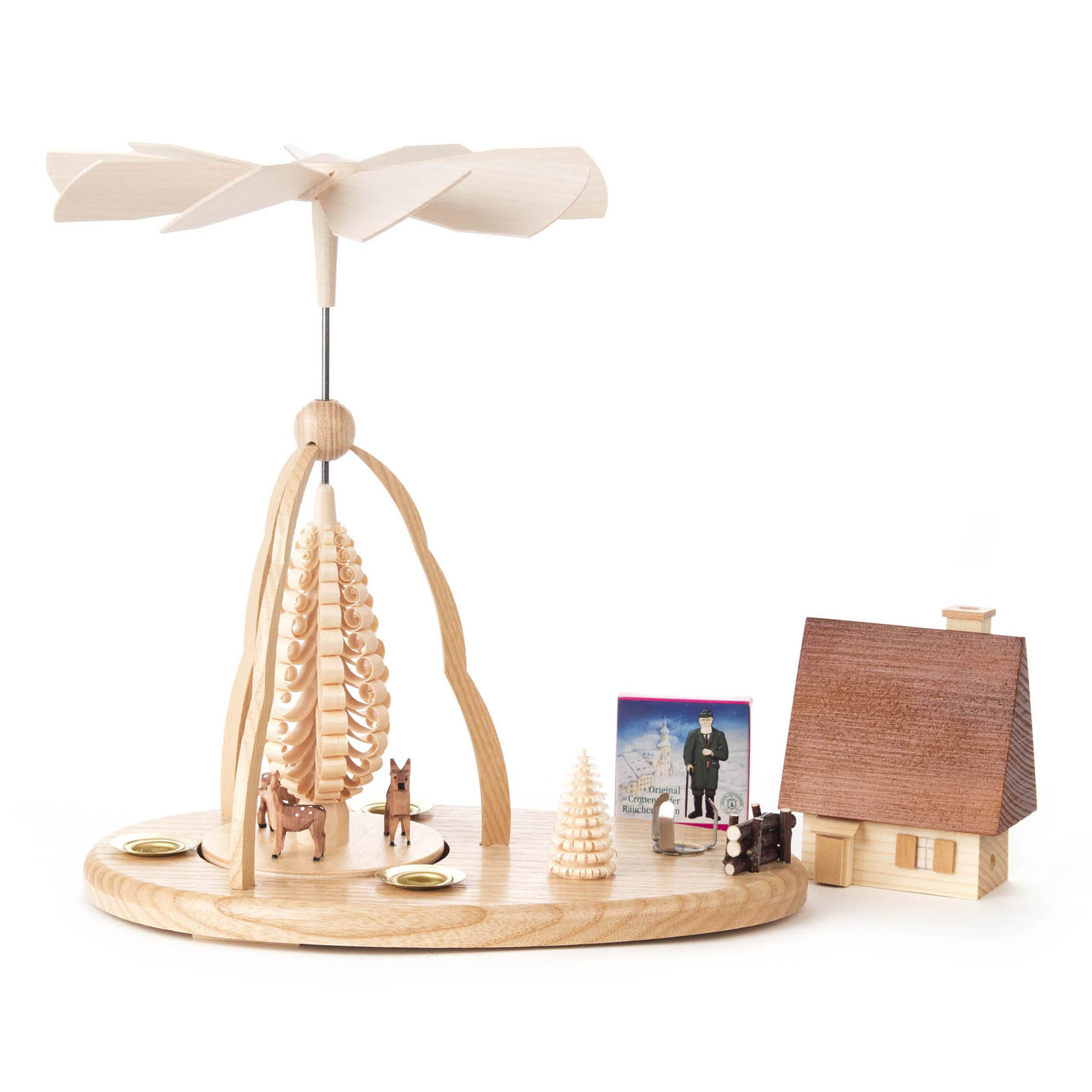 Holzpyramide mit zwei Rehen und einem Räucherhaus aus Holz, mit Platz für Kerzen und einem Propeller aus hellem Holz oben.
