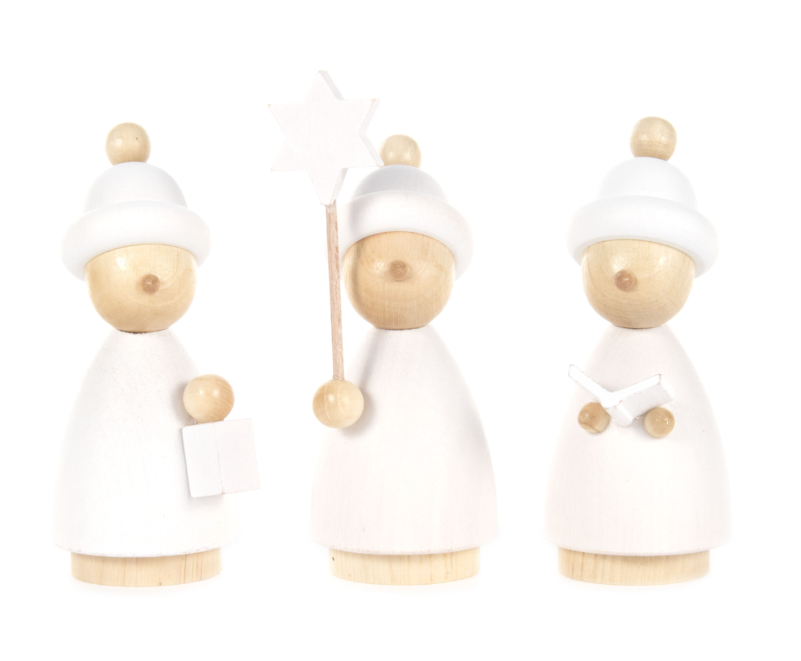 Drei hölzerne Kurrendefiguren, jede mit weißem Gewand und Mütze. Eine Figur hält einen weißen Stern auf einem Stab, die anderen tragen kleine Schilder.