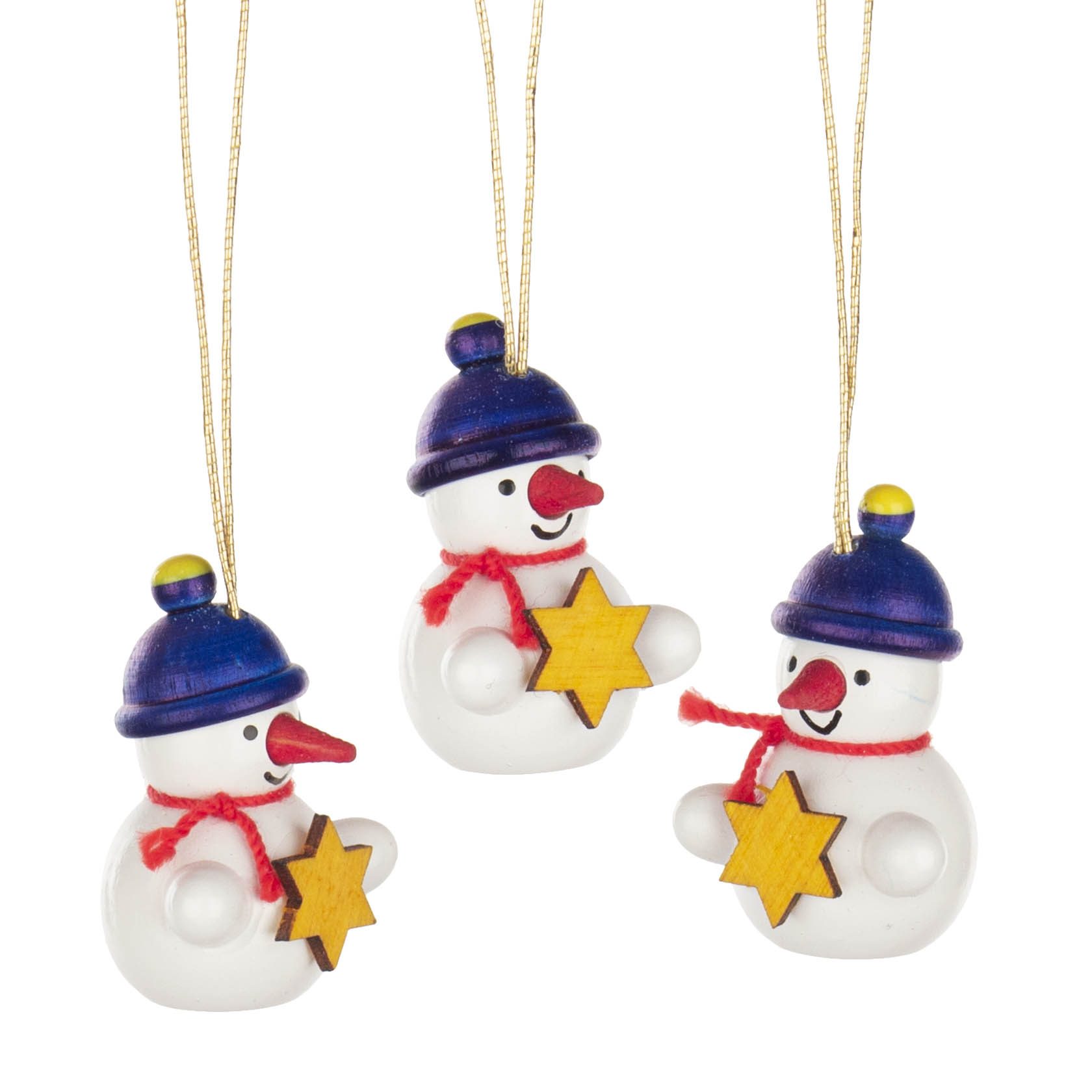 Drei weiße Schneemannfiguren mit blauen Hüten und roten Schals, die jeweils einen gelben Stern in den Händen halten, hängen an goldenen Fäden. im Dregeno Online Shop günstig kaufen