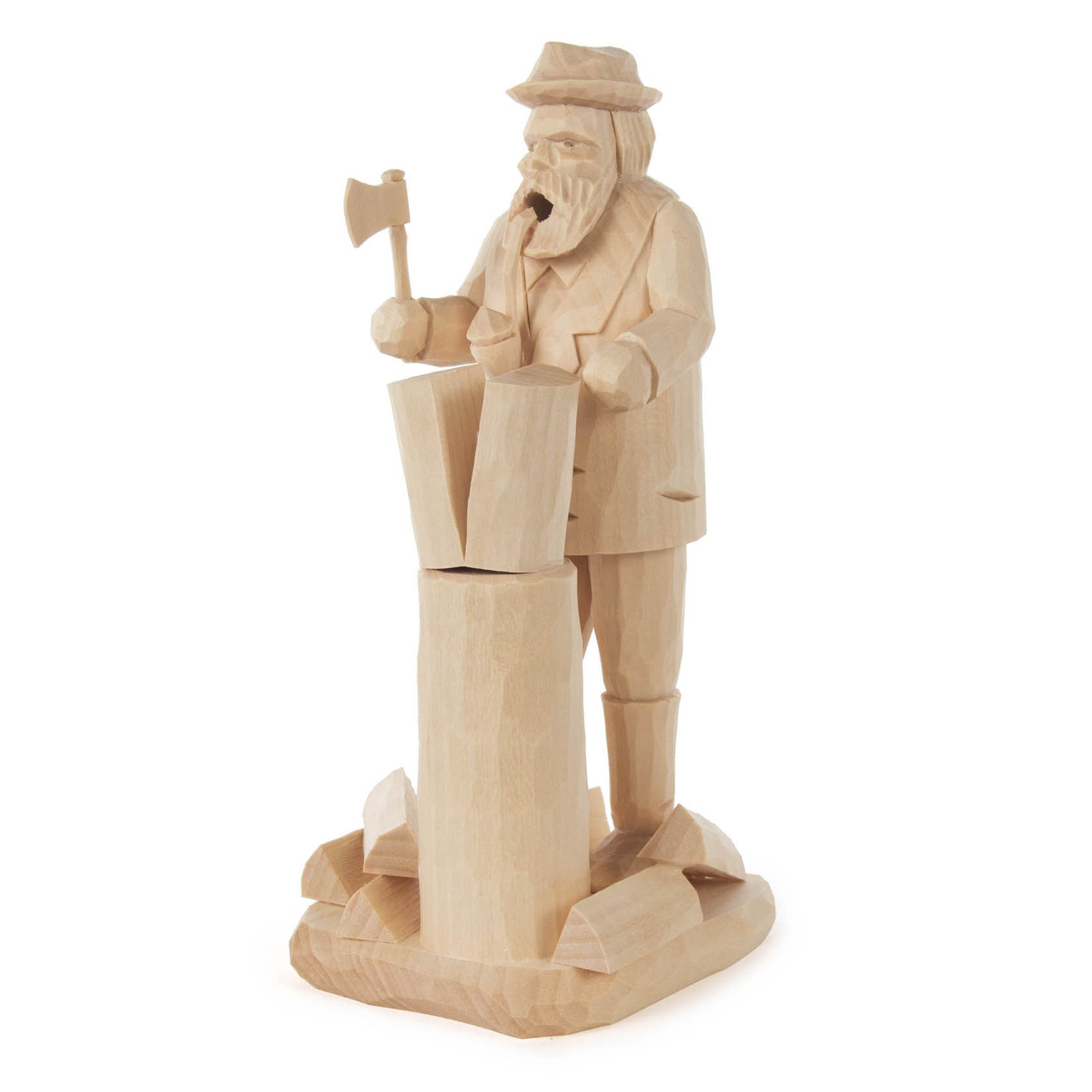 Ein geschnitzter Räuchermann aus Holz zeigt einen bärtigen Mann mit Hut, der eine Axt in der Hand hält. Er steht hinter einem Stapel Holzscheite. im Dregeno Online Shop günstig kaufen