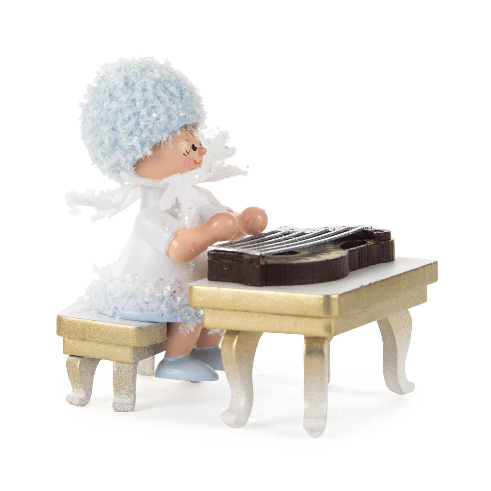 Figur eines Schneeflöckchens mit blauer Mütze und Kleid, das an einem Tisch sitzt und eine kleine Zither spielt. im Dregeno Online Shop günstig kaufen