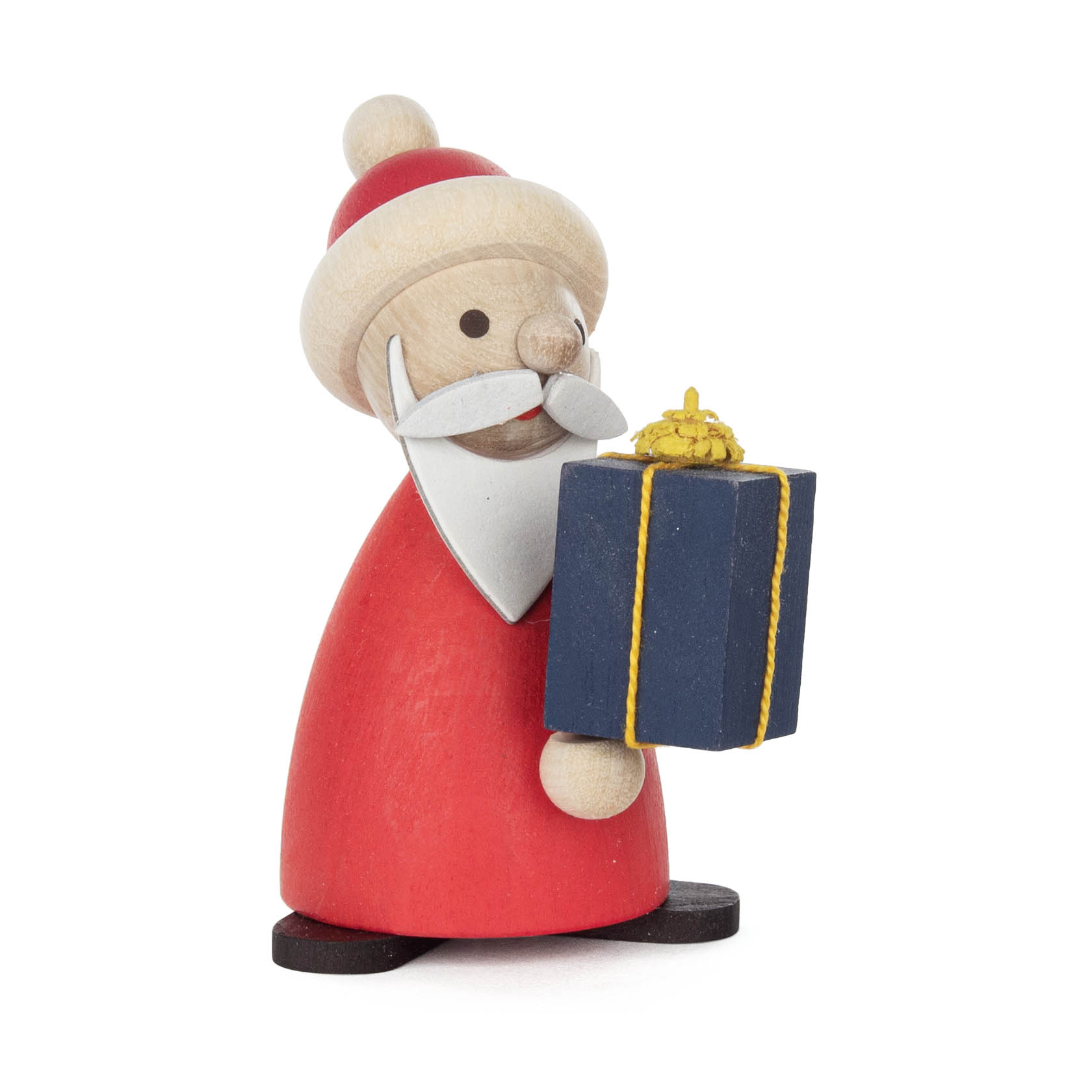 Eine kleine Holzfigur von Ruprecht in roter Kleidung hält ein Geschenk mit dunkler Verpackung in den Händen. im Dregeno Online Shop günstig kaufen