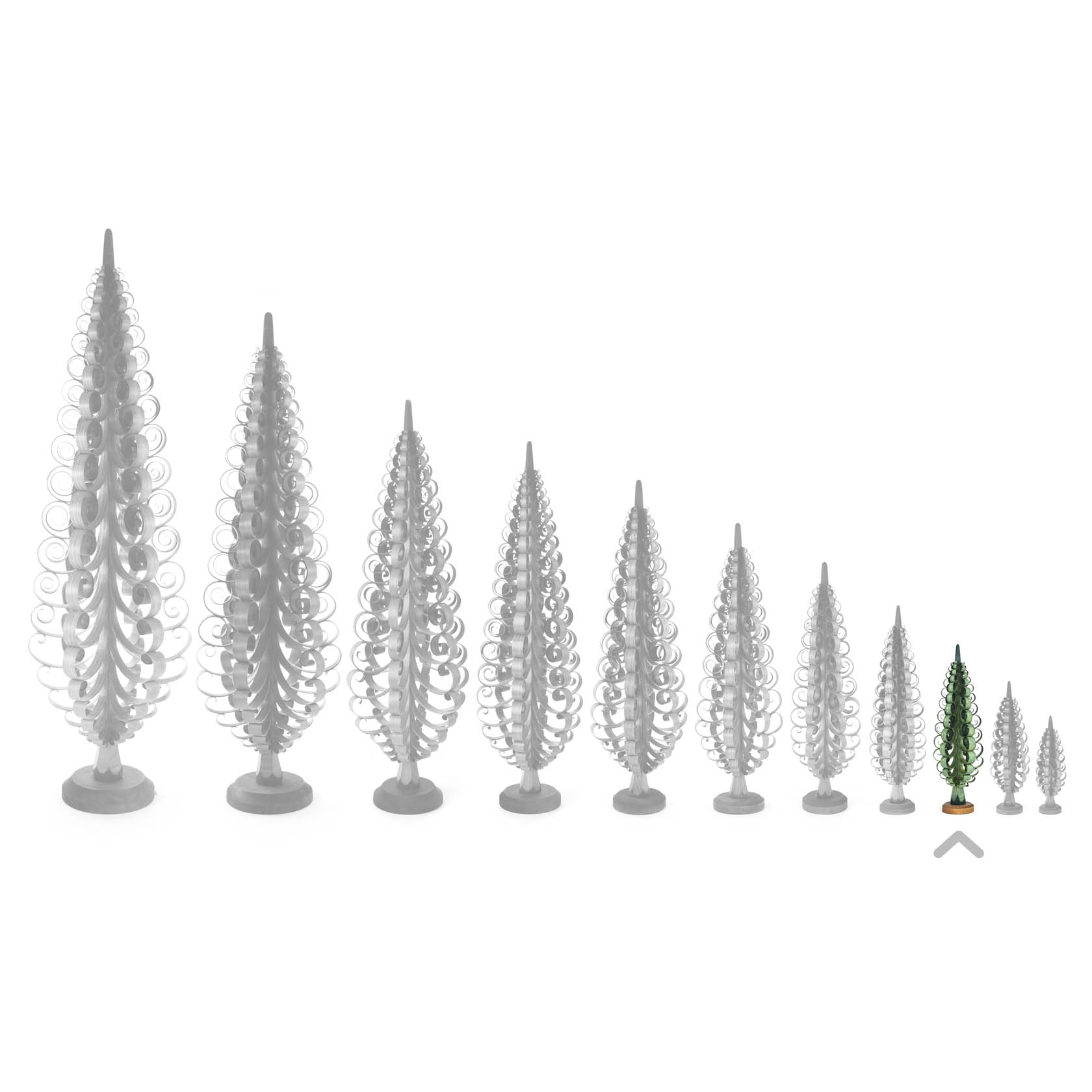 Eine Reihe von Spanbäumen in verschiedenen Größen. Der kleinste Baum ist grün und 20 cm hoch.