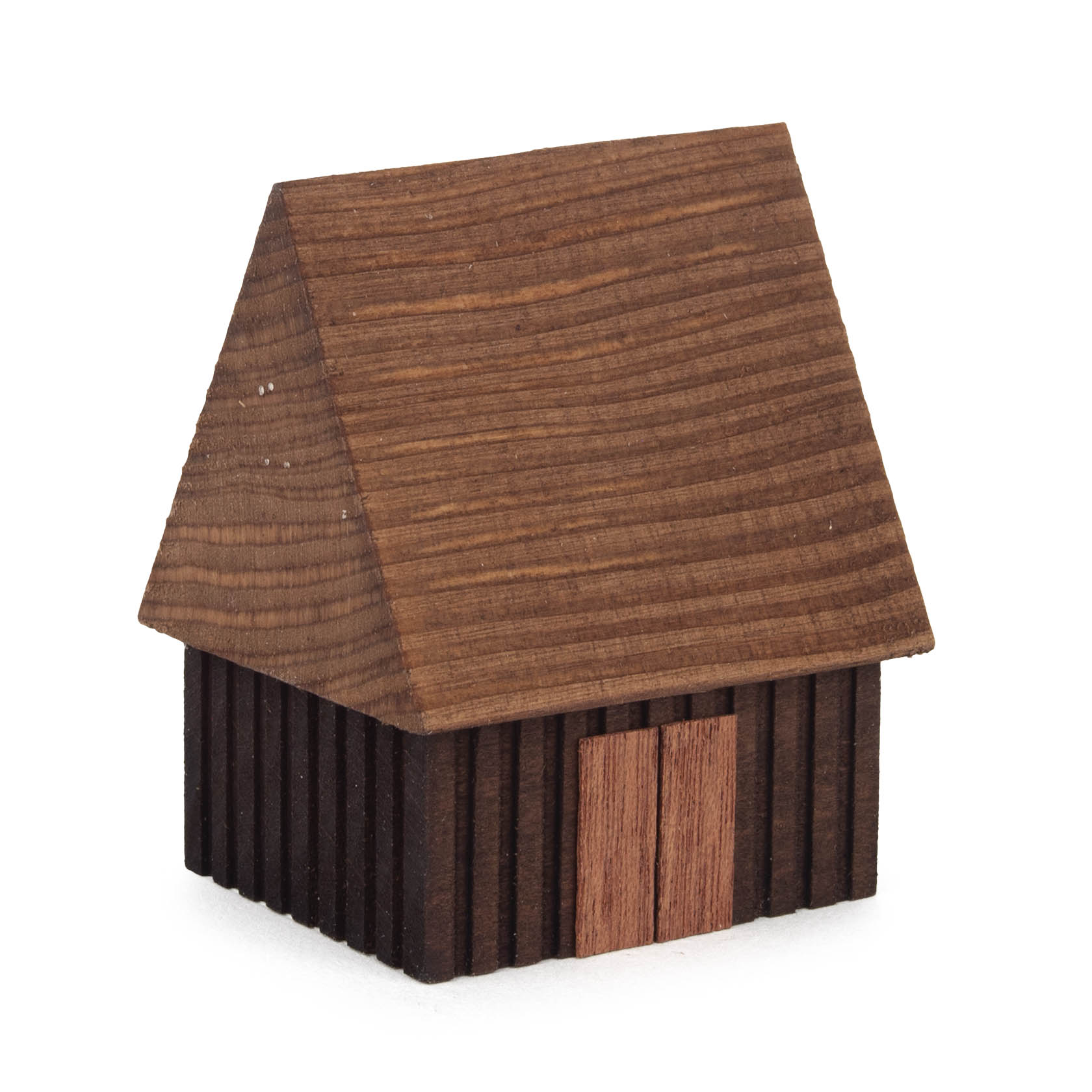Ein kleines Modell einer Feldscheune aus Holz, mit gemustertem Satteldach und verbretterten Wänden, sowie einer zweiflügeligen Holztür. im Dregeno Online Shop günstig kaufen